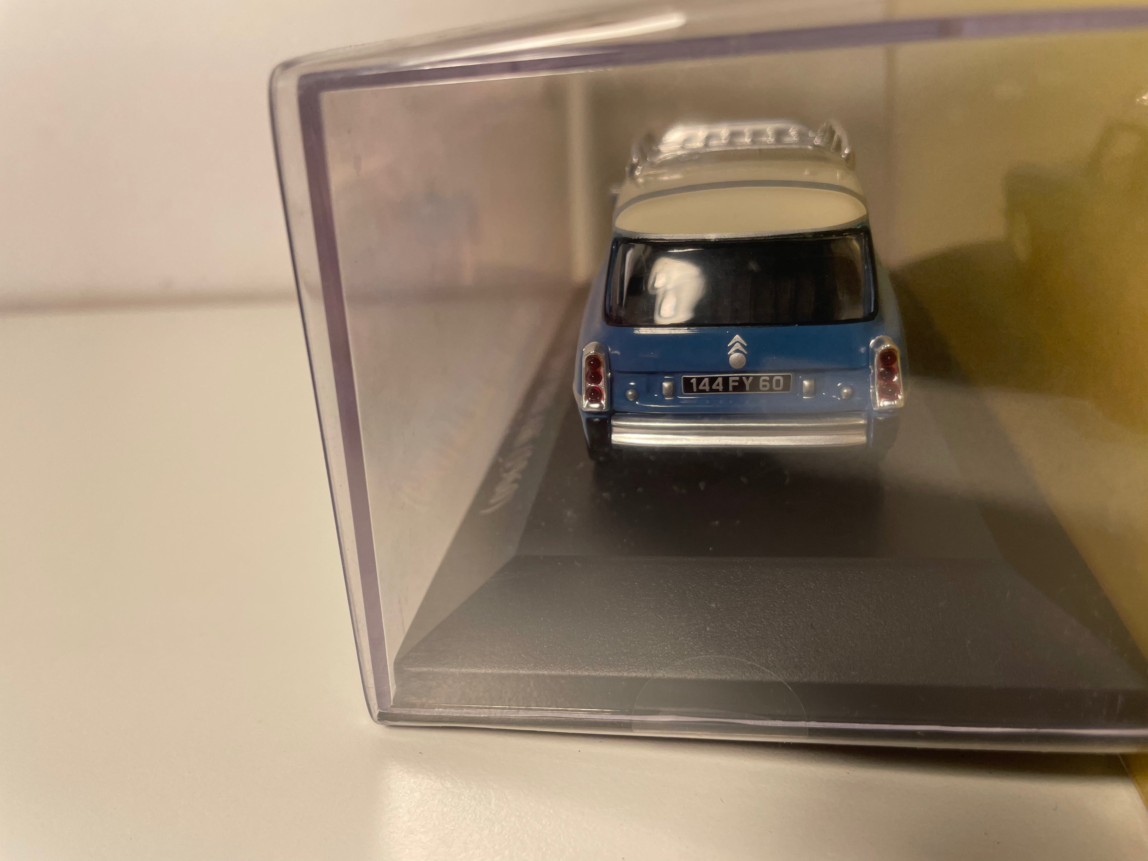 Citroën ID19 Blue Break und gebrochenes weißes Dach mit Galerie (Plexi -Box)