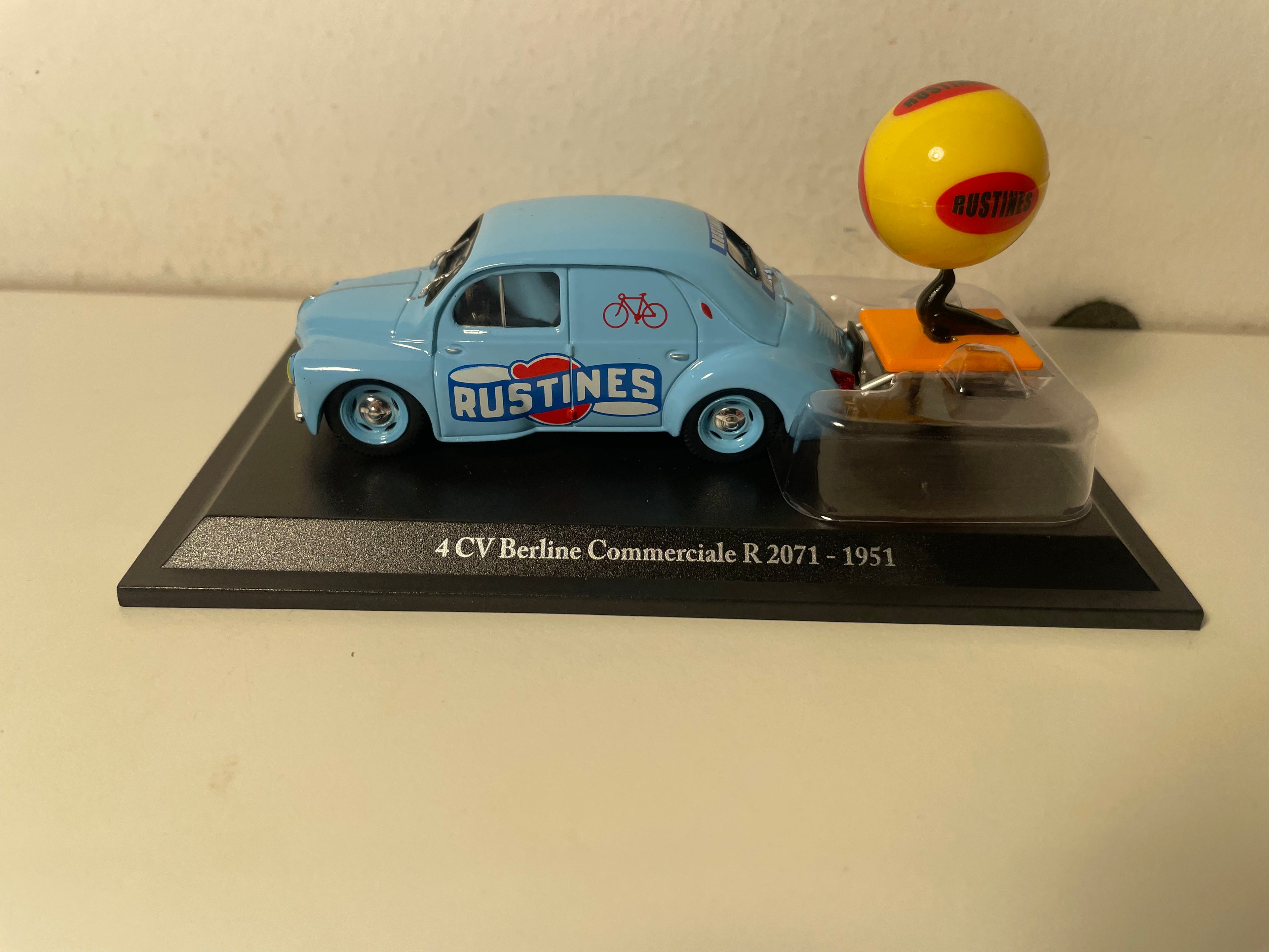 Renault 4 CV Berline Commerciale Typ R 2071 liichtblo aus 1951 mat RUSTINES Reklamm (Blister)