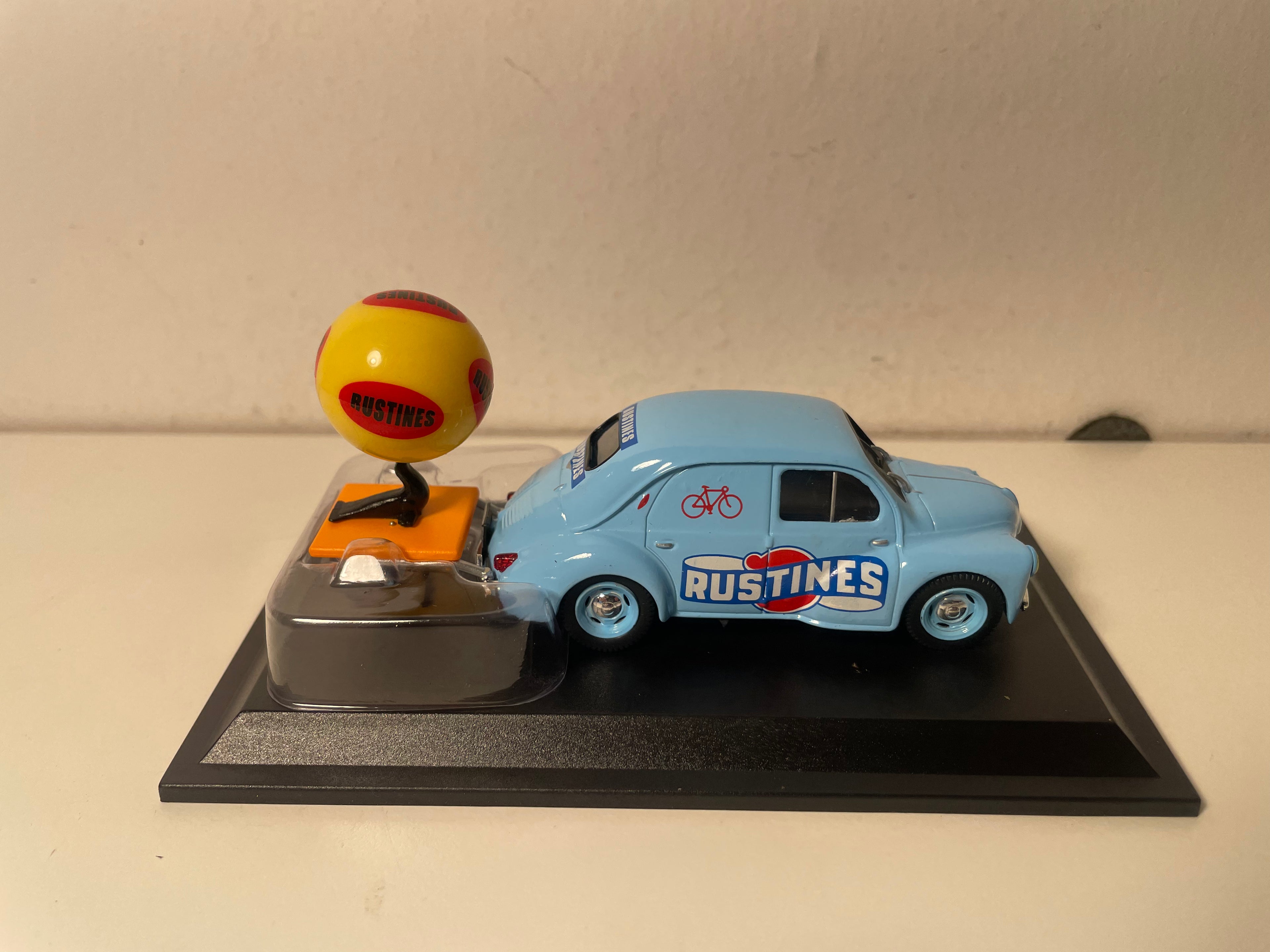 Renault 4 CV Berline Commerciale Typ R 2071 liichtblo aus 1951 mat RUSTINES Reklamm (Blister)