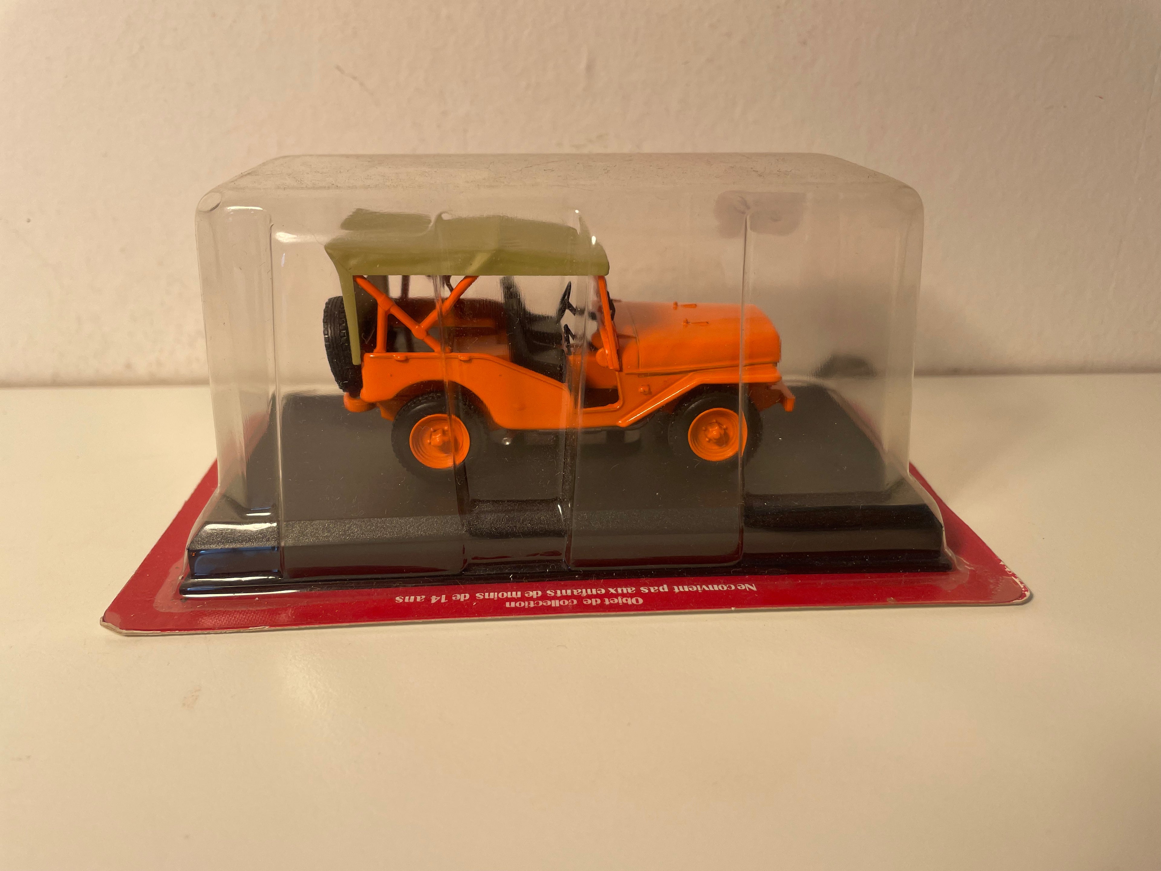Delahaye VLR arancione e cofano verde kaki del 1953 (Jeep)
