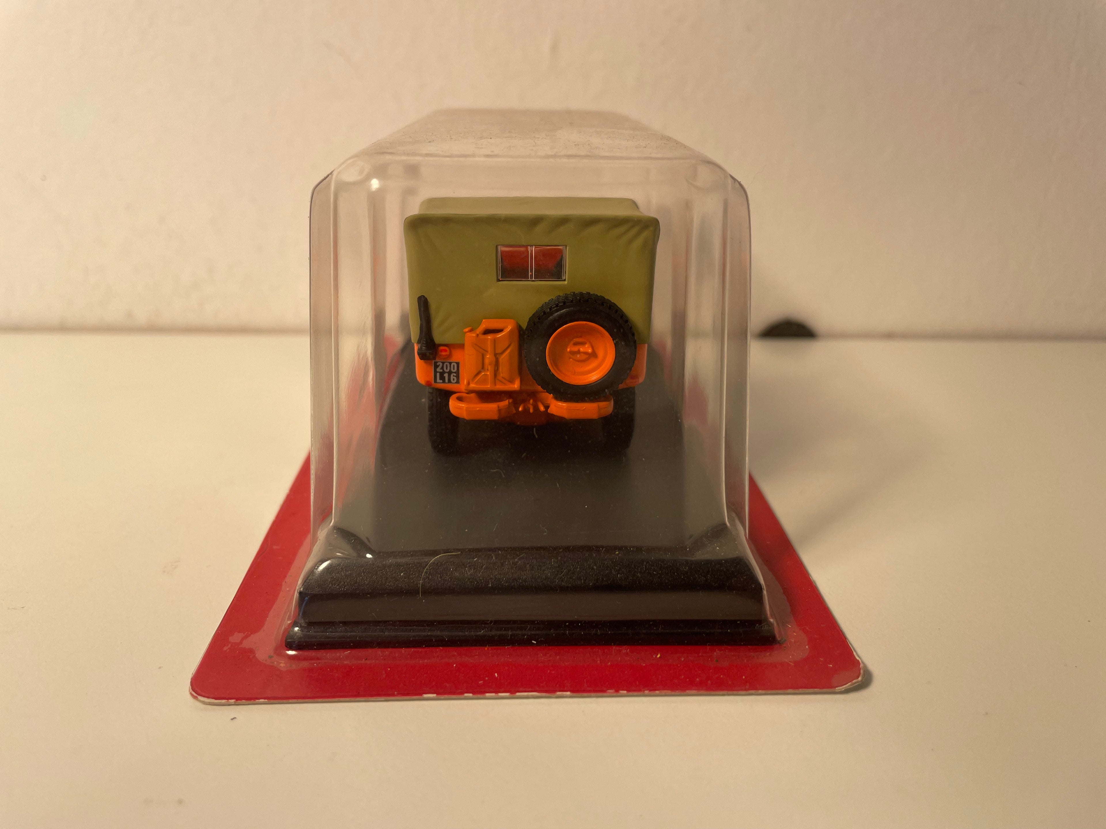 Delahaye VLR arancione e cofano verde kaki del 1953 (Jeep)