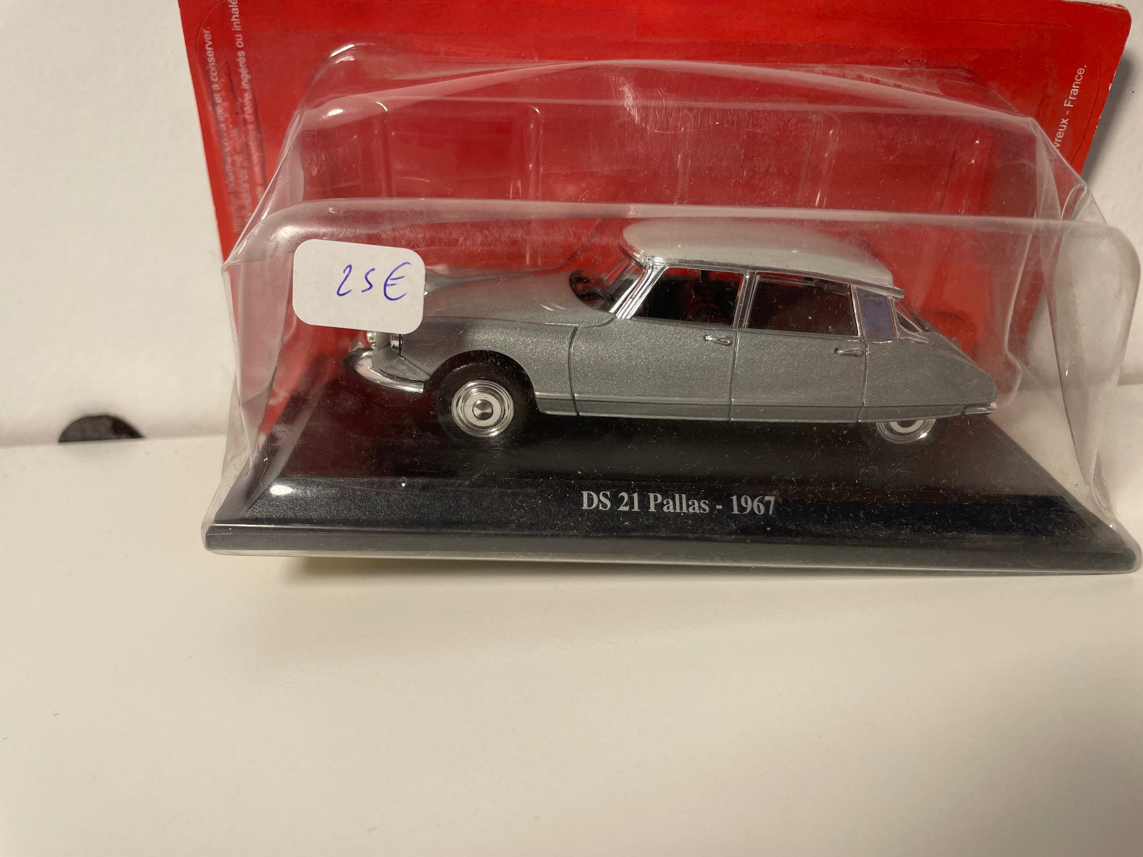 Citroën DS 21 Pallas grise de 1967 (sous blister)