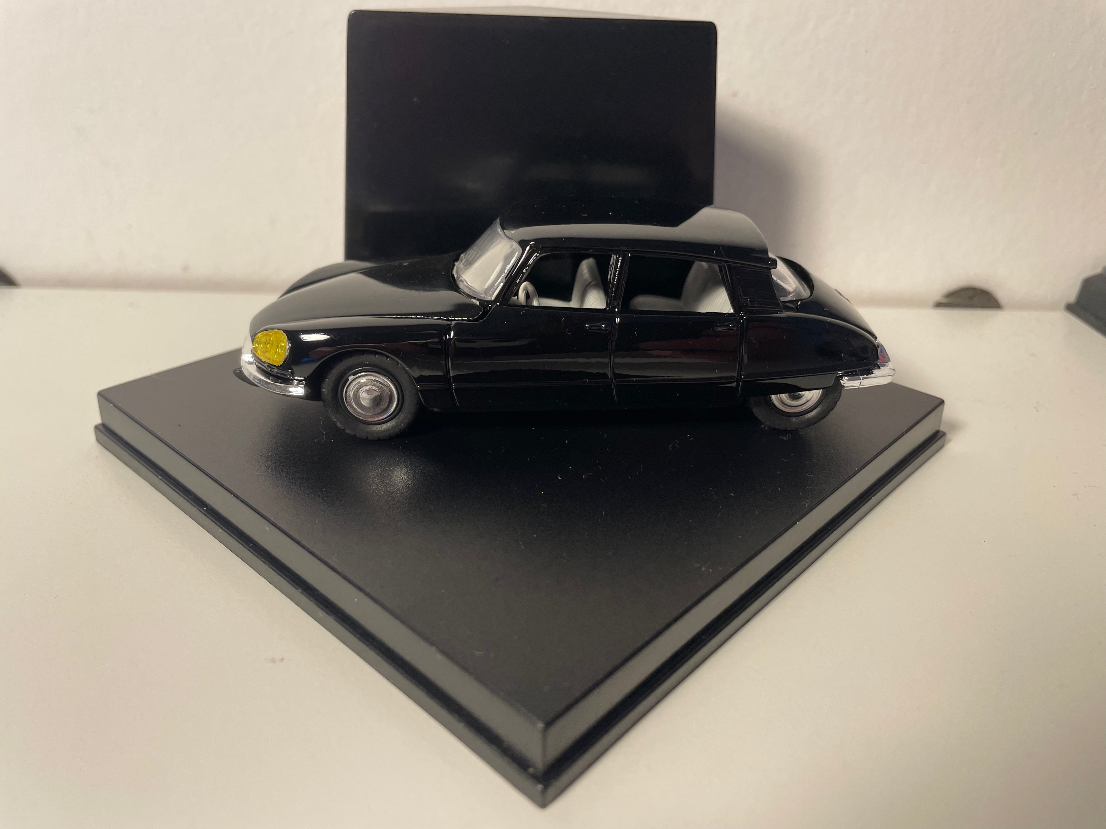 Citroën DS 21 noire de 1967 - Eligor (boite plexi carrée)