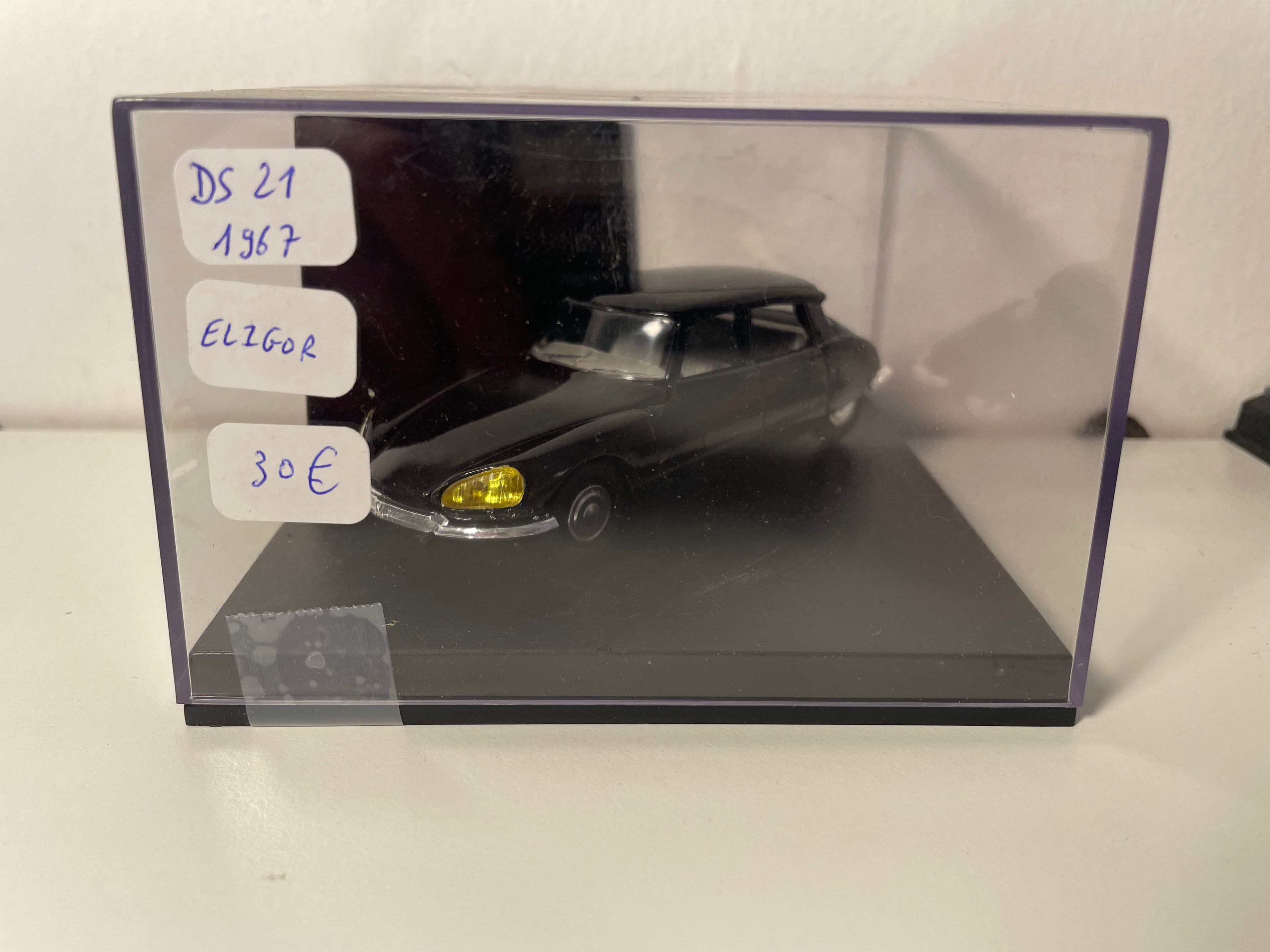 Citroën DS 21 noire de 1967 - Eligor (boite plexi carrée)