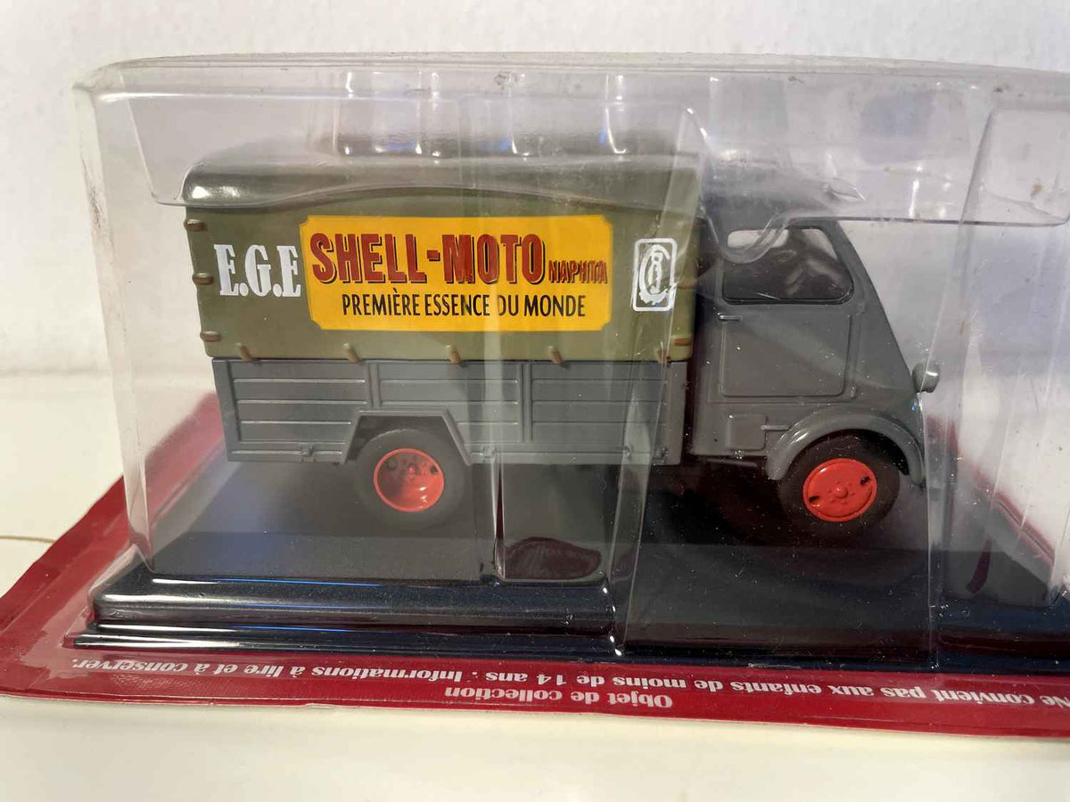 Peugeot DMA gris avec bâche kaki - camion de ferrailleur - collection Garage Moderne