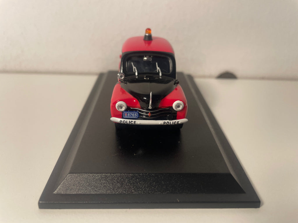Czerwono-czarny Renault 4 CV R 1062 z 1956 roku – Policja w Monako