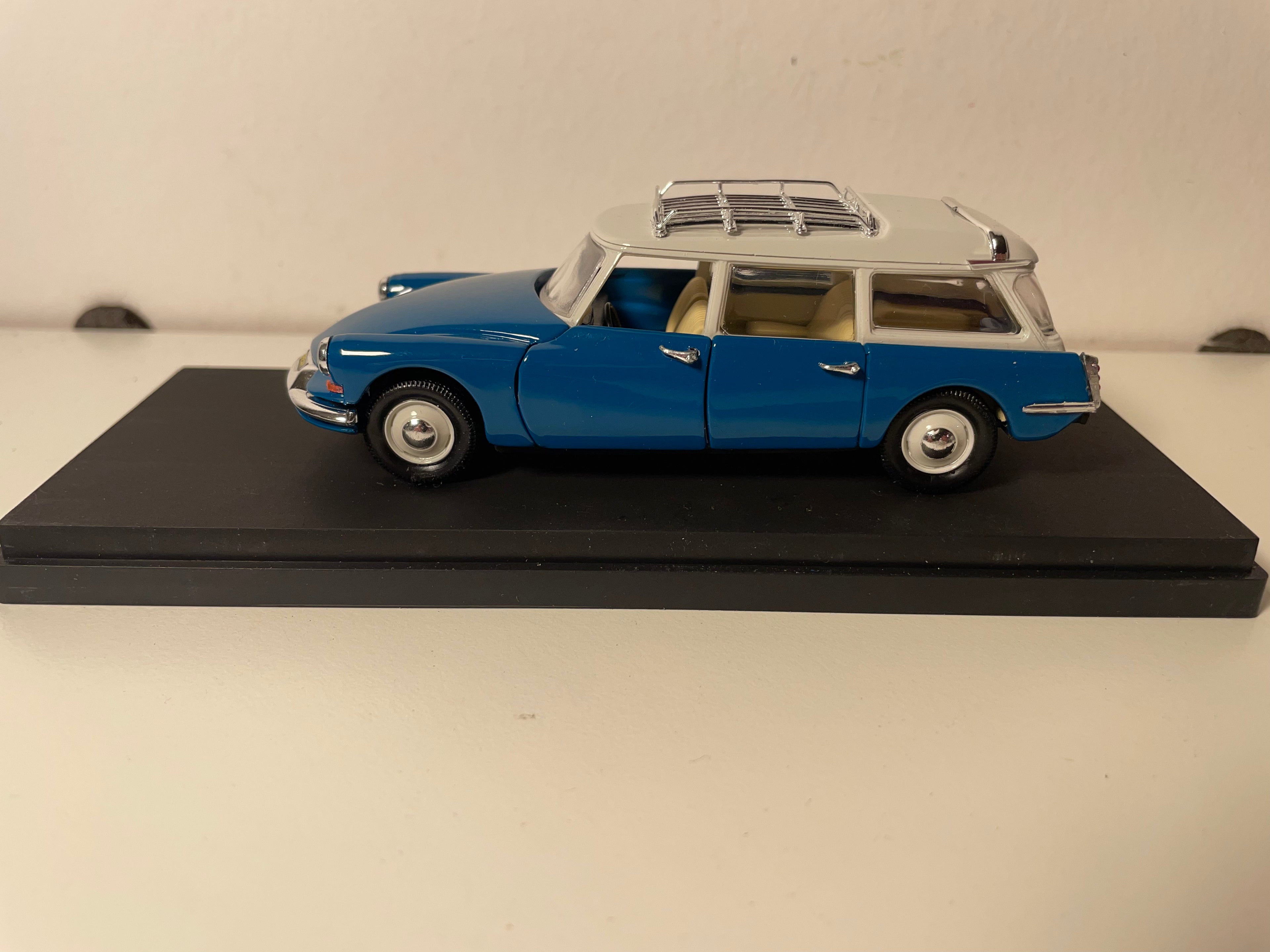 Citroën ID 19 blaue Kombi mit weißem Dach und Gepäckträger von 1958 - RIO (Acrylbox)
