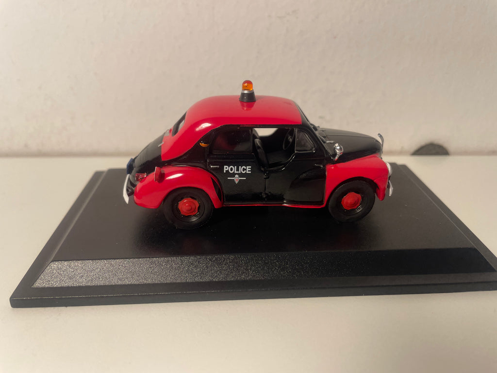 Czerwono-czarny Renault 4 CV R 1062 z 1956 roku – Policja w Monako