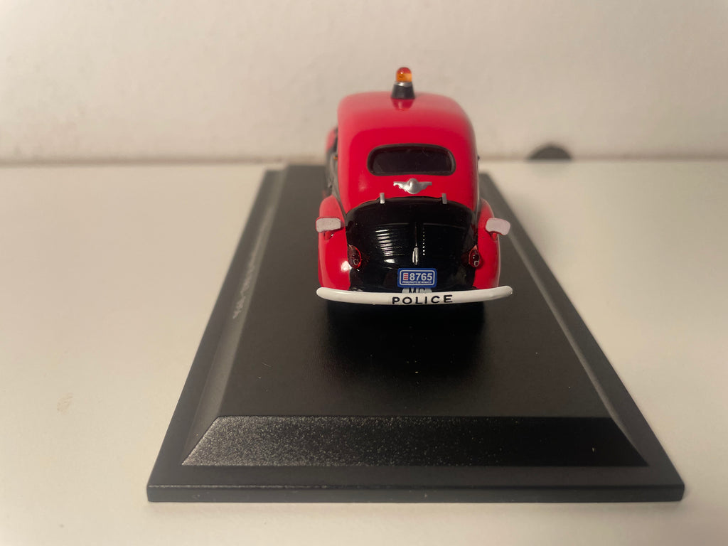 Czerwono-czarny Renault 4 CV R 1062 z 1956 roku – Policja w Monako