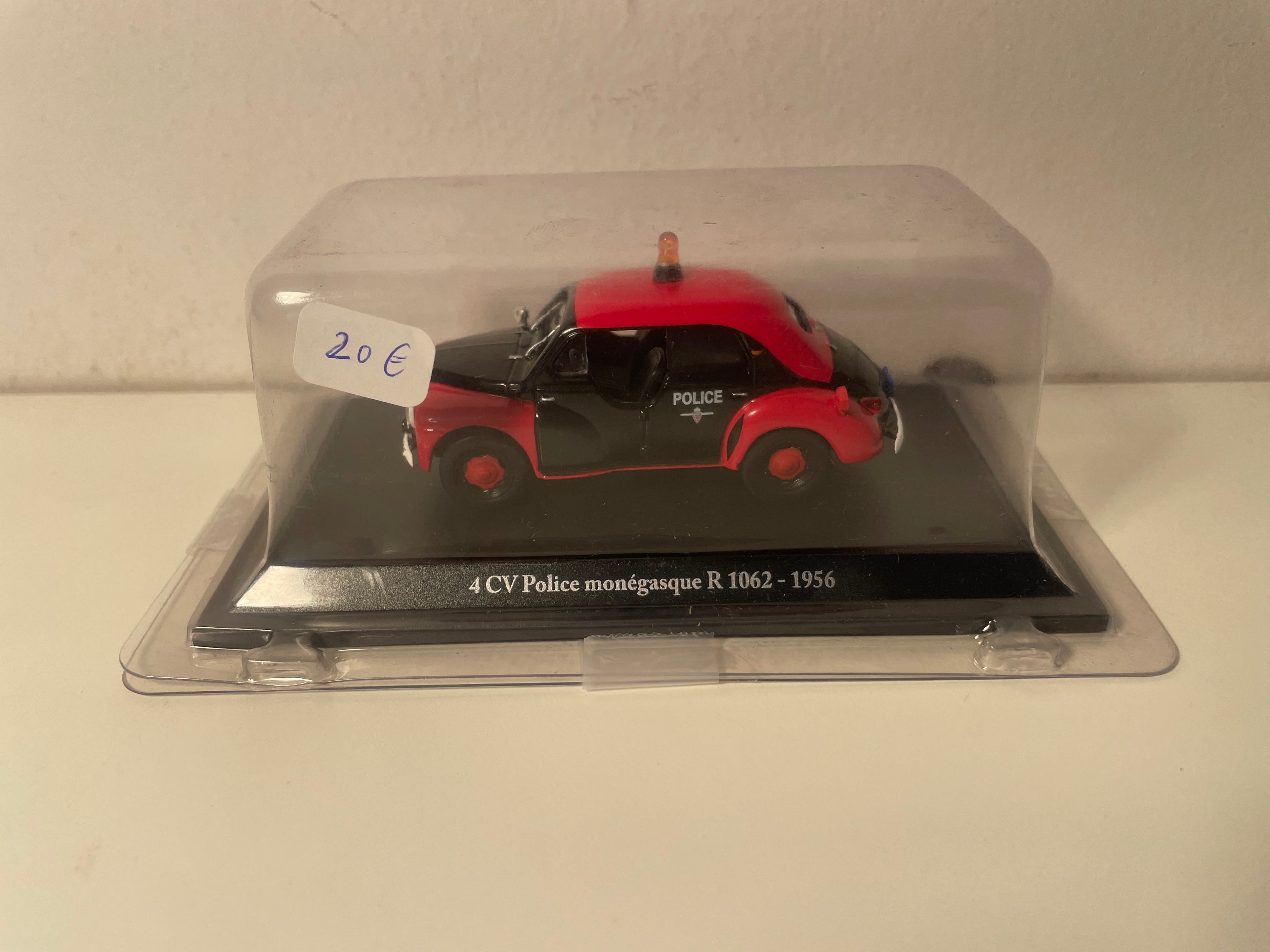 Czerwono-czarny Renault 4 CV R 1062 z 1956 roku – Policja w Monako