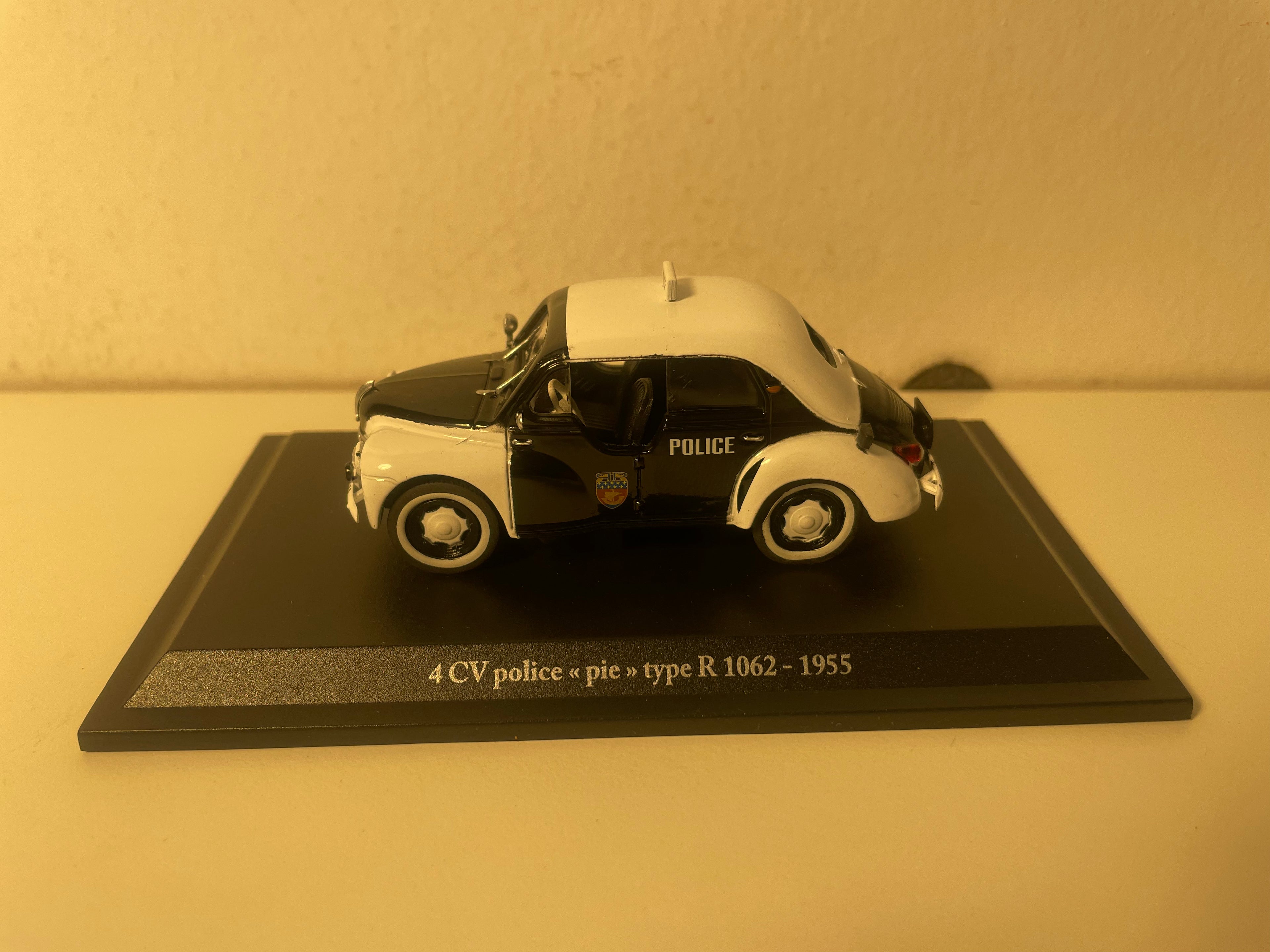 Renault 4 CV schwaarz a wäiss Typ R 1062 vun 1955 - POLICE "pie" (blister)