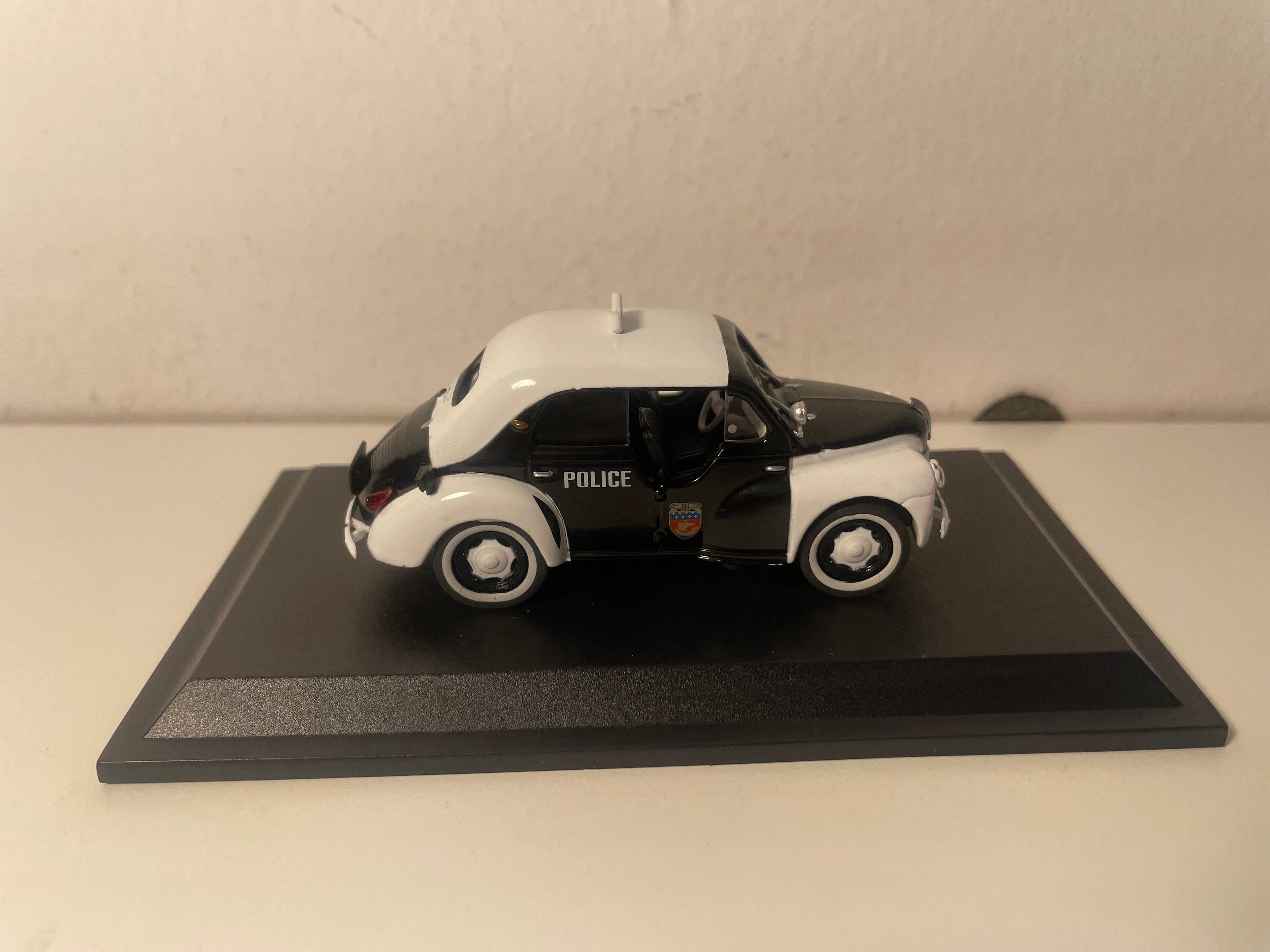 Renault 4 CV schwaarz a wäiss Typ R 1062 vun 1955 - POLICE "pie" (blister)