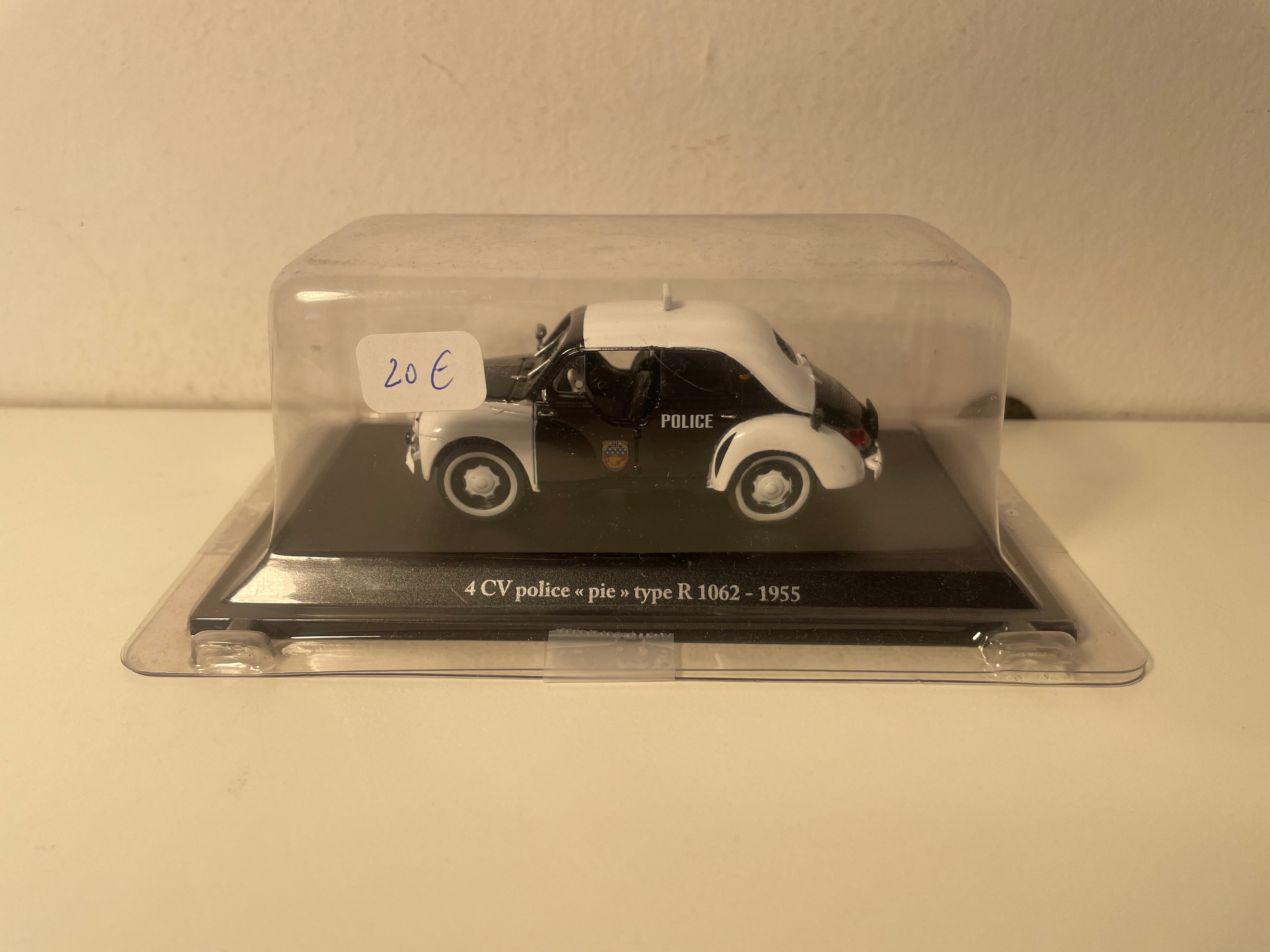 Renault 4 CV schwaarz a wäiss Typ R 1062 vun 1955 - POLICE "pie" (blister)