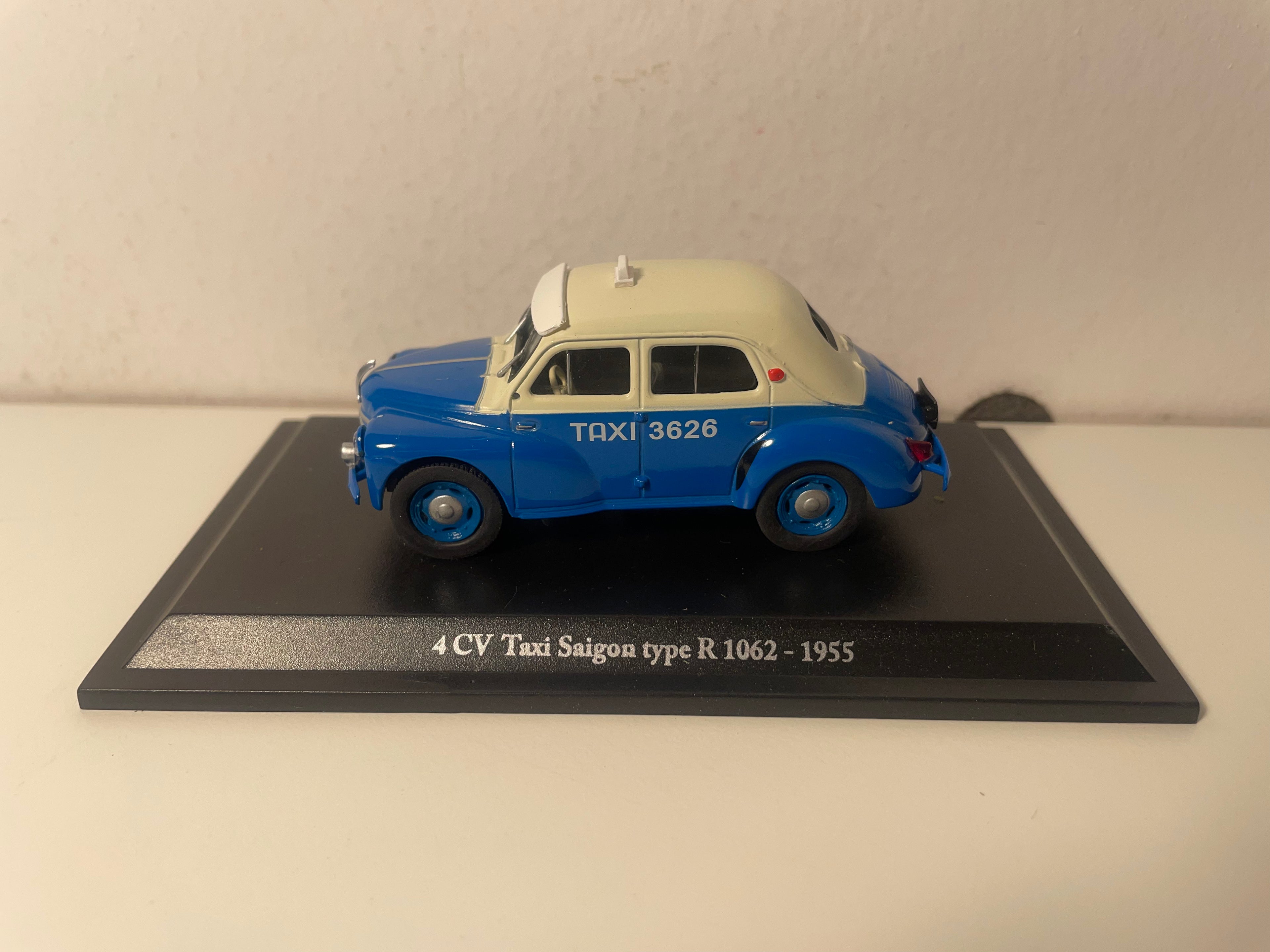 Renault 4 CV blu e tetto bianco rotto tipo R 1062 del 1955 - Taxi Saïgon (blister)