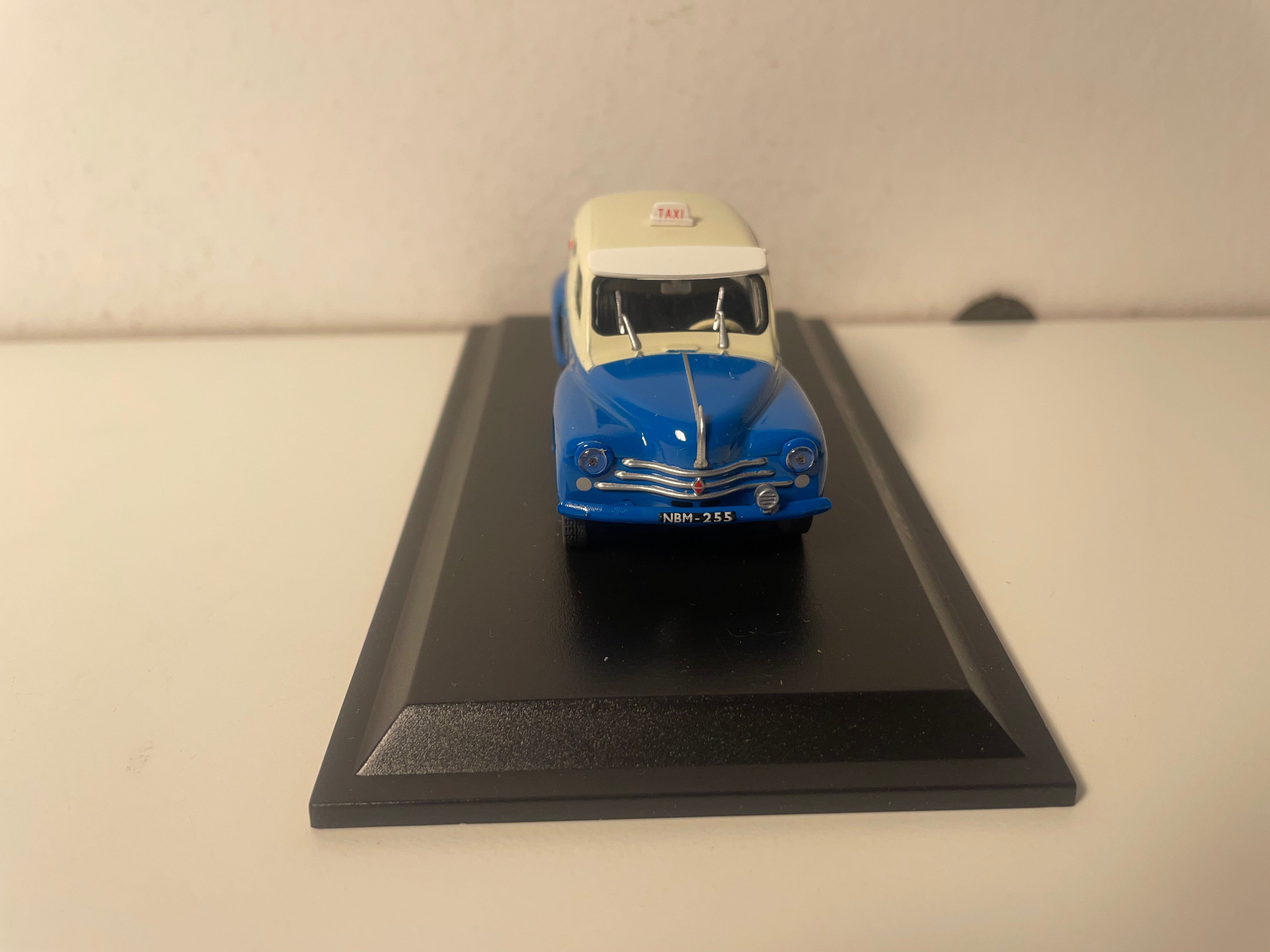 Renault 4 CV blu e tetto bianco rotto tipo R 1062 del 1955 - Taxi Saïgon (blister)