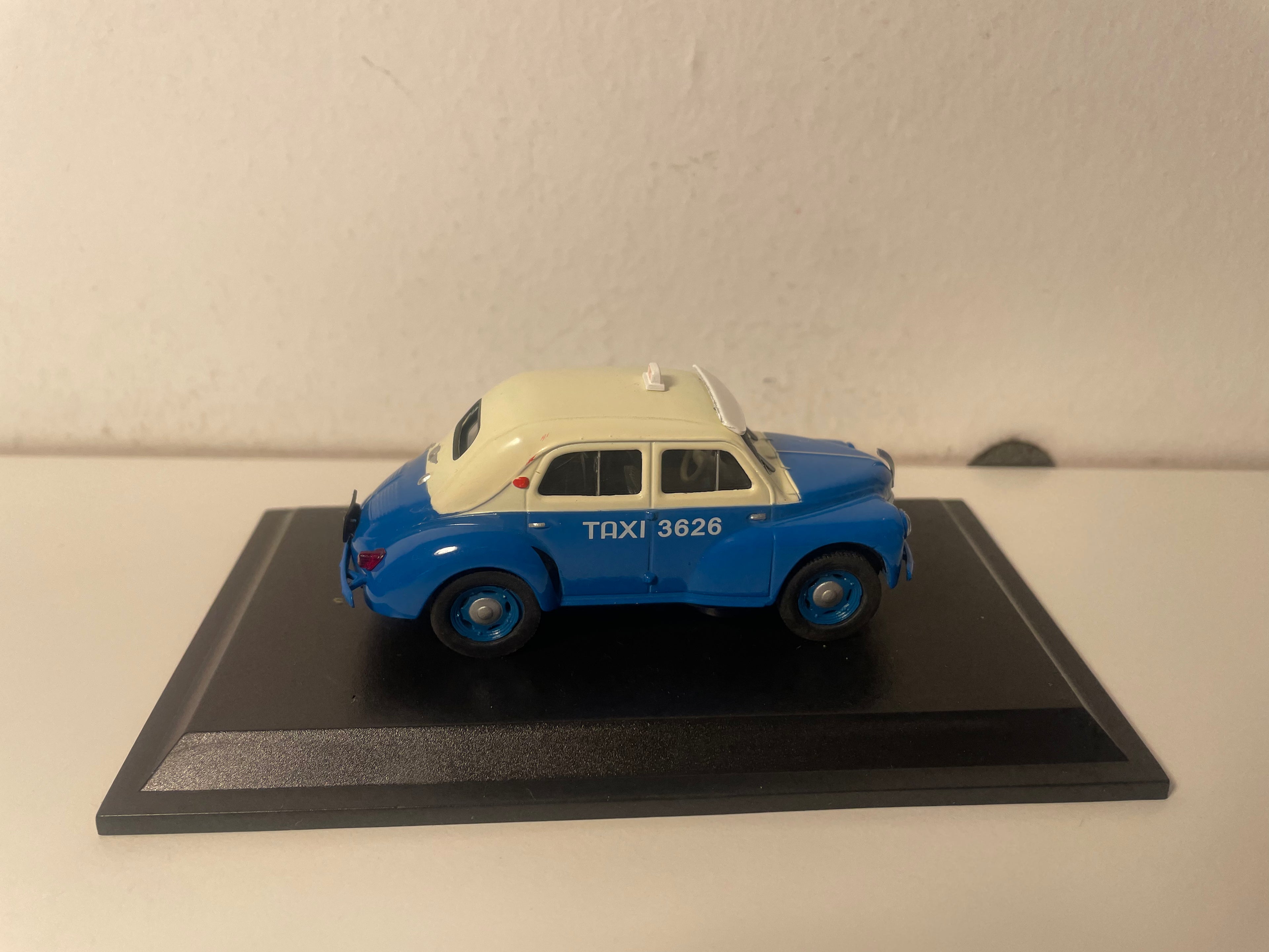 Renault 4 CV blu e tetto bianco rotto tipo R 1062 del 1955 - Taxi Saïgon (blister)