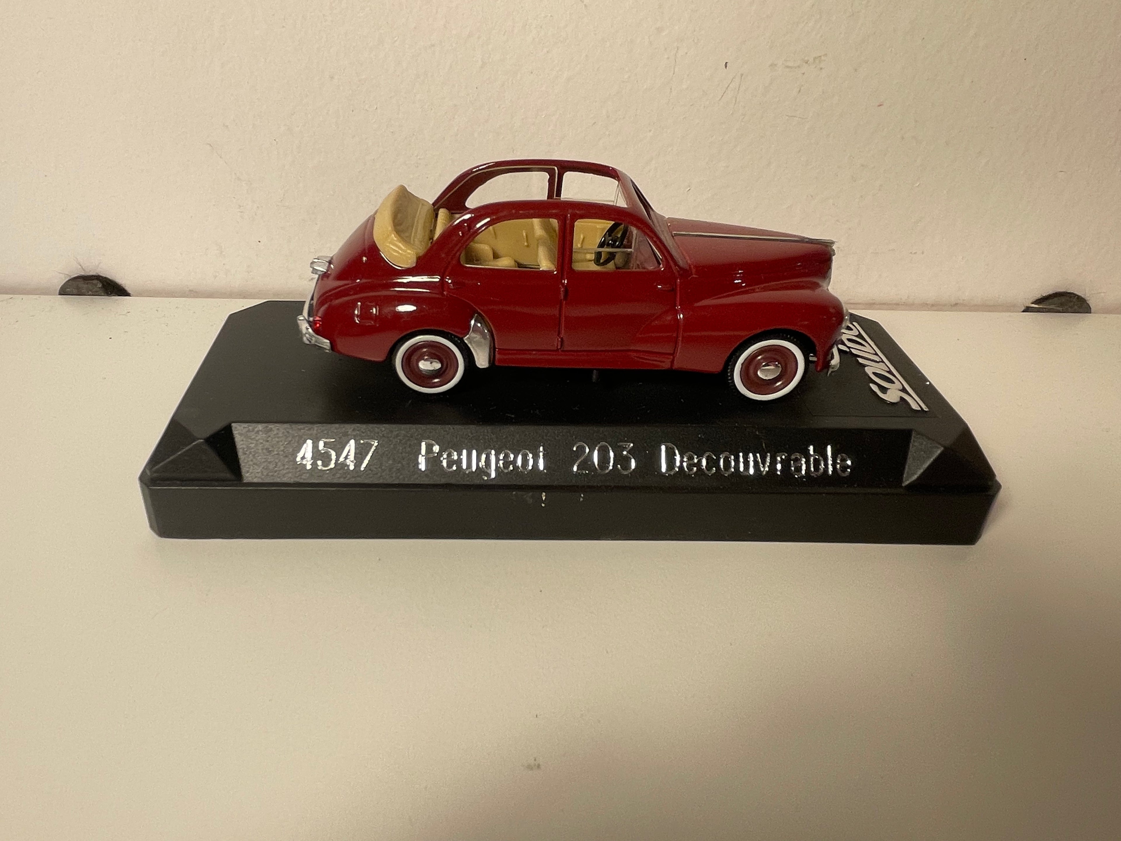 Peugeot 203 découvrable bordeaux - Solido référence 4547