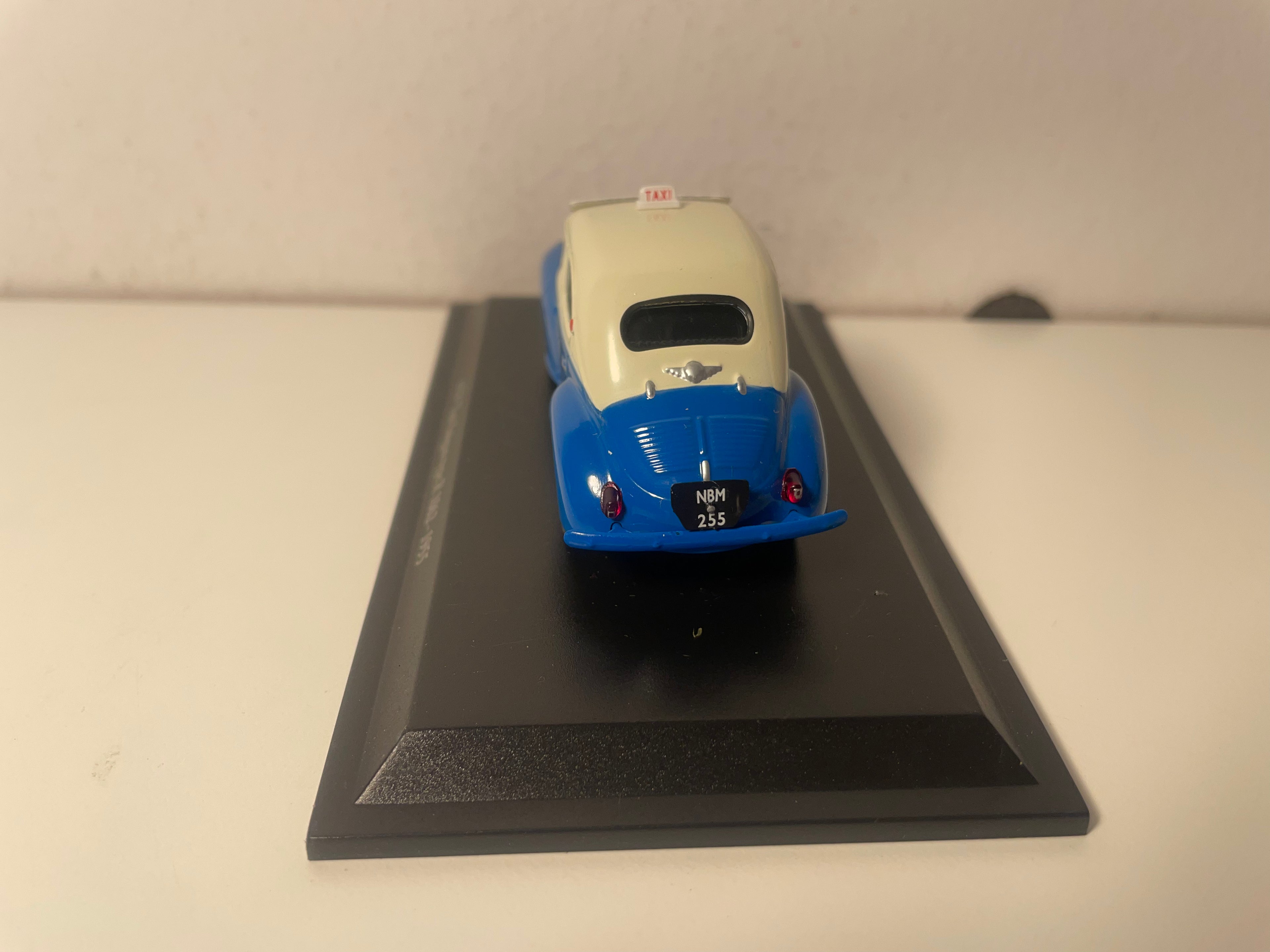 Renault 4 CV blu e tetto bianco rotto tipo R 1062 del 1955 - Taxi Saïgon (blister)