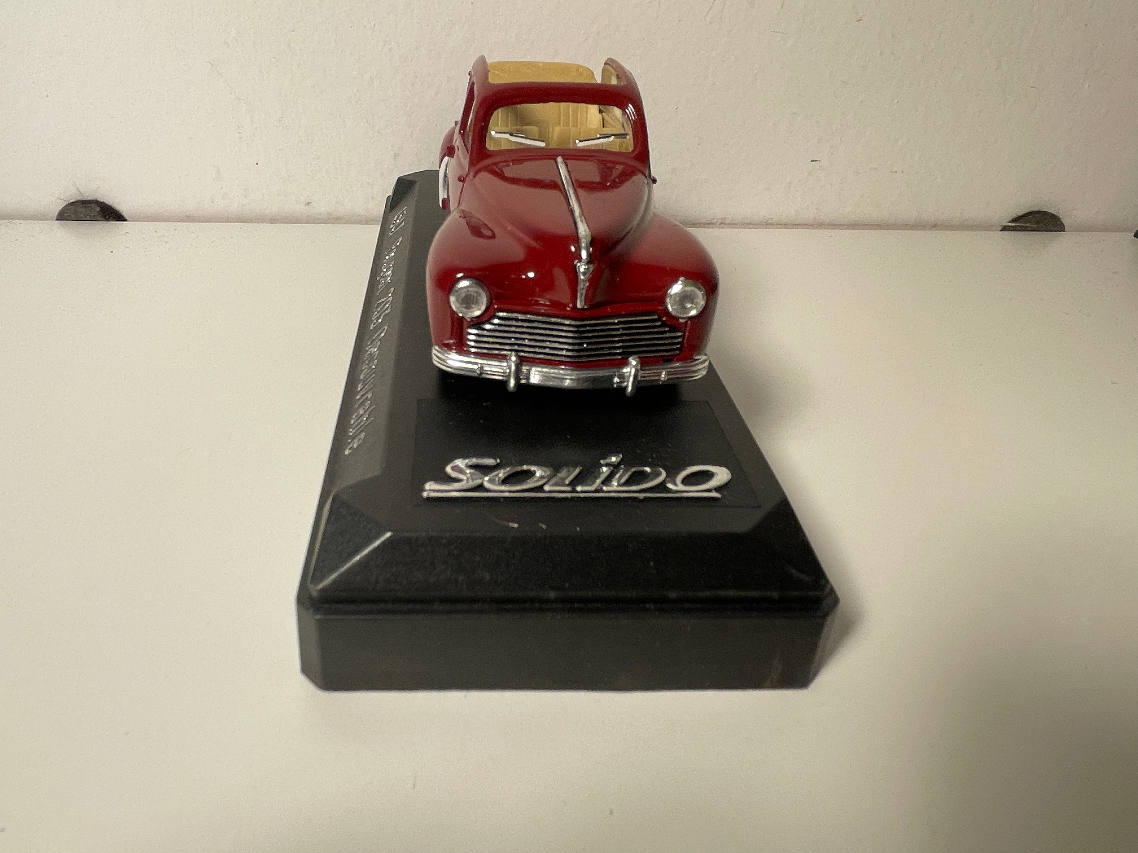 Peugeot 203 découvrable bordeaux - Solido référence 4547