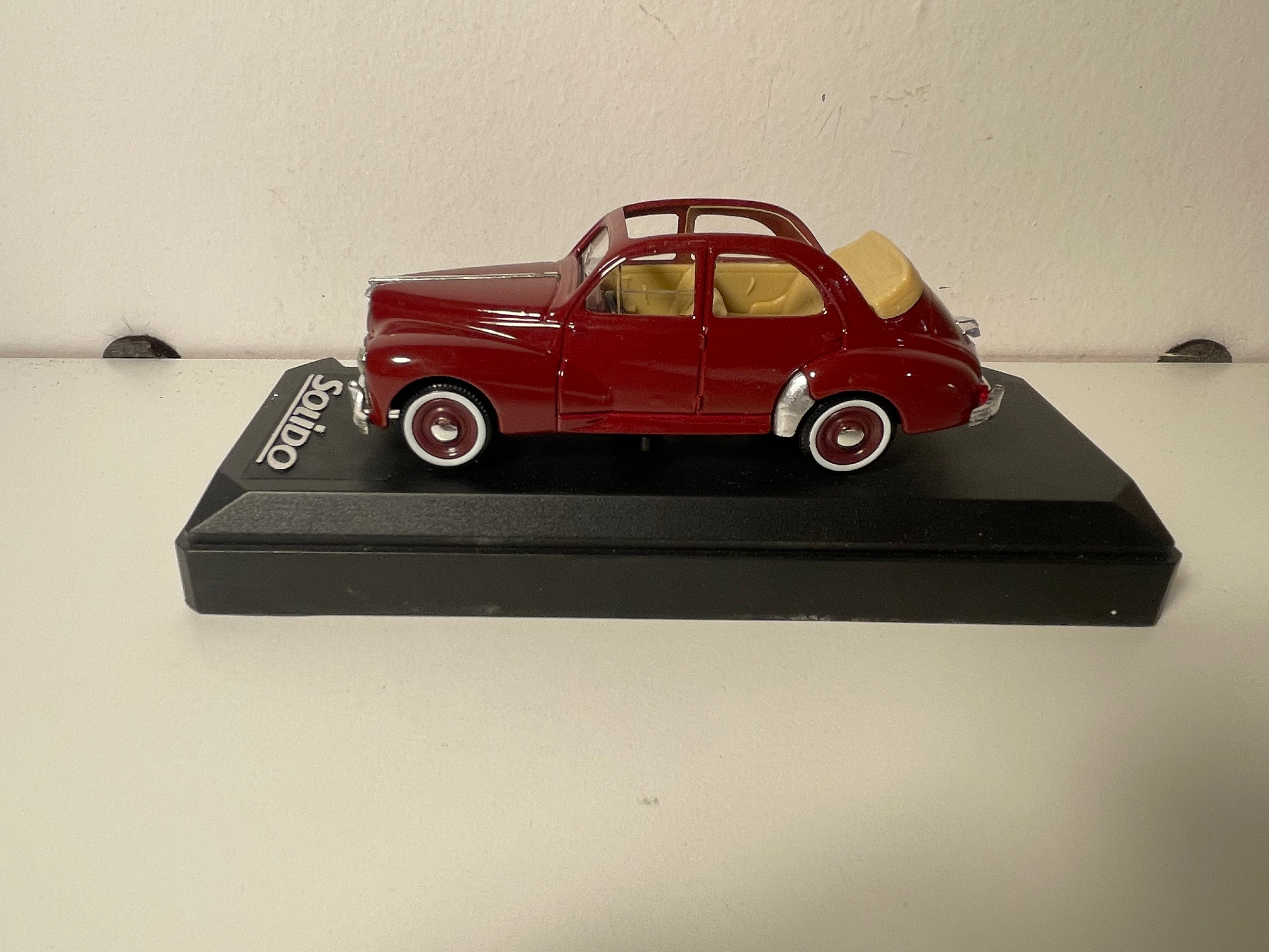 Peugeot 203 découvrable bordeaux - Solido référence 4547