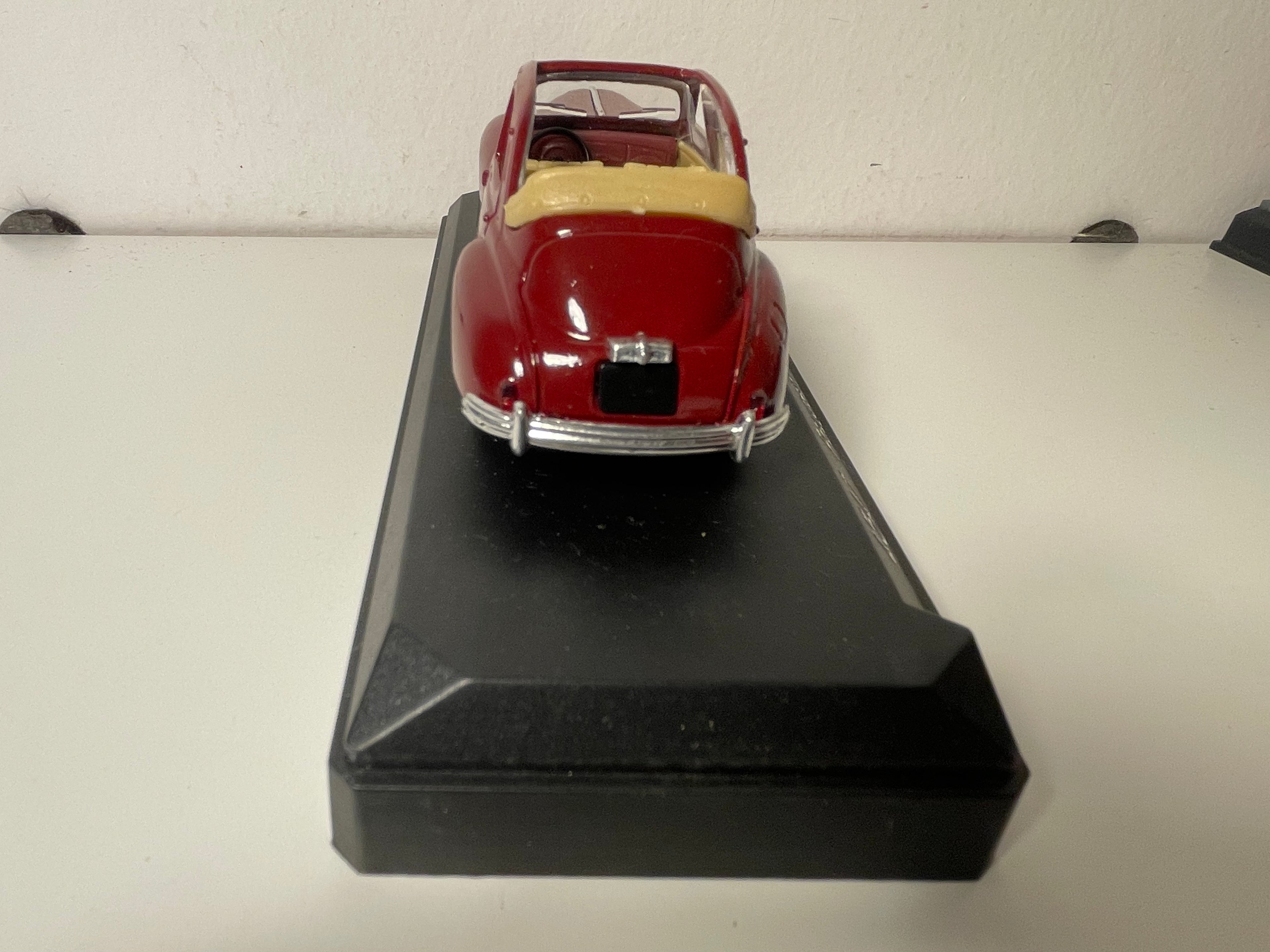 Peugeot 203 découvrable bordeaux - Solido référence 4547