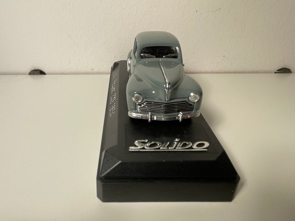 Peugeot 203 grise foncée de 1954 - Solido référence 4546