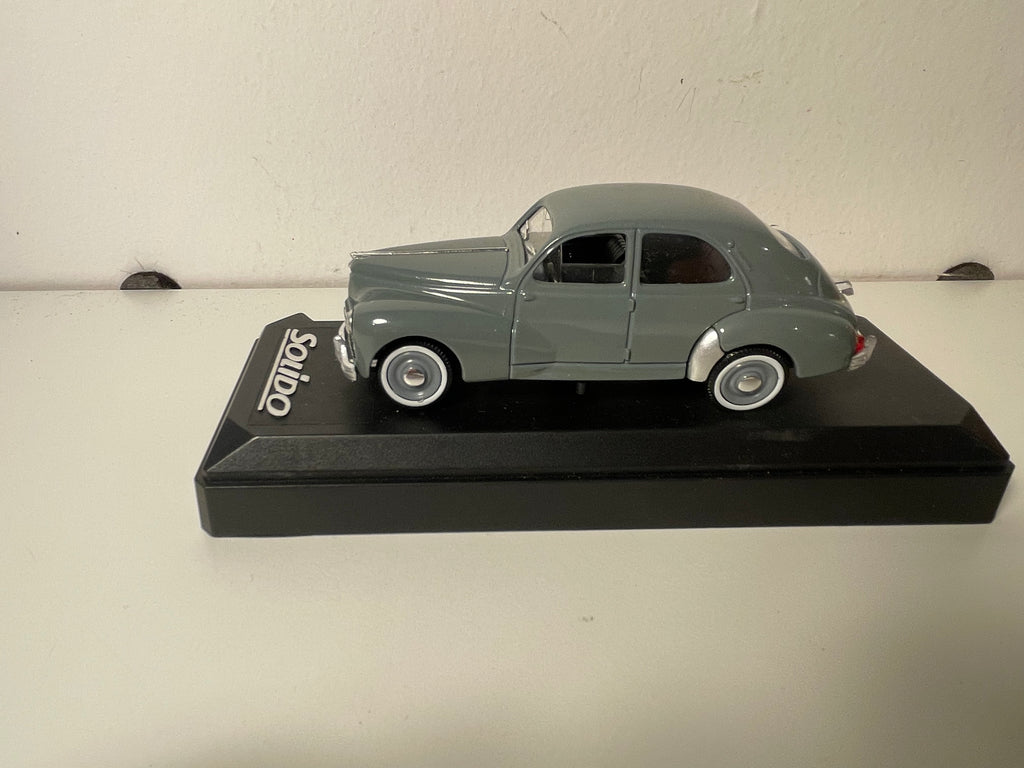 Peugeot 203 grise foncée de 1954 - Solido référence 4546