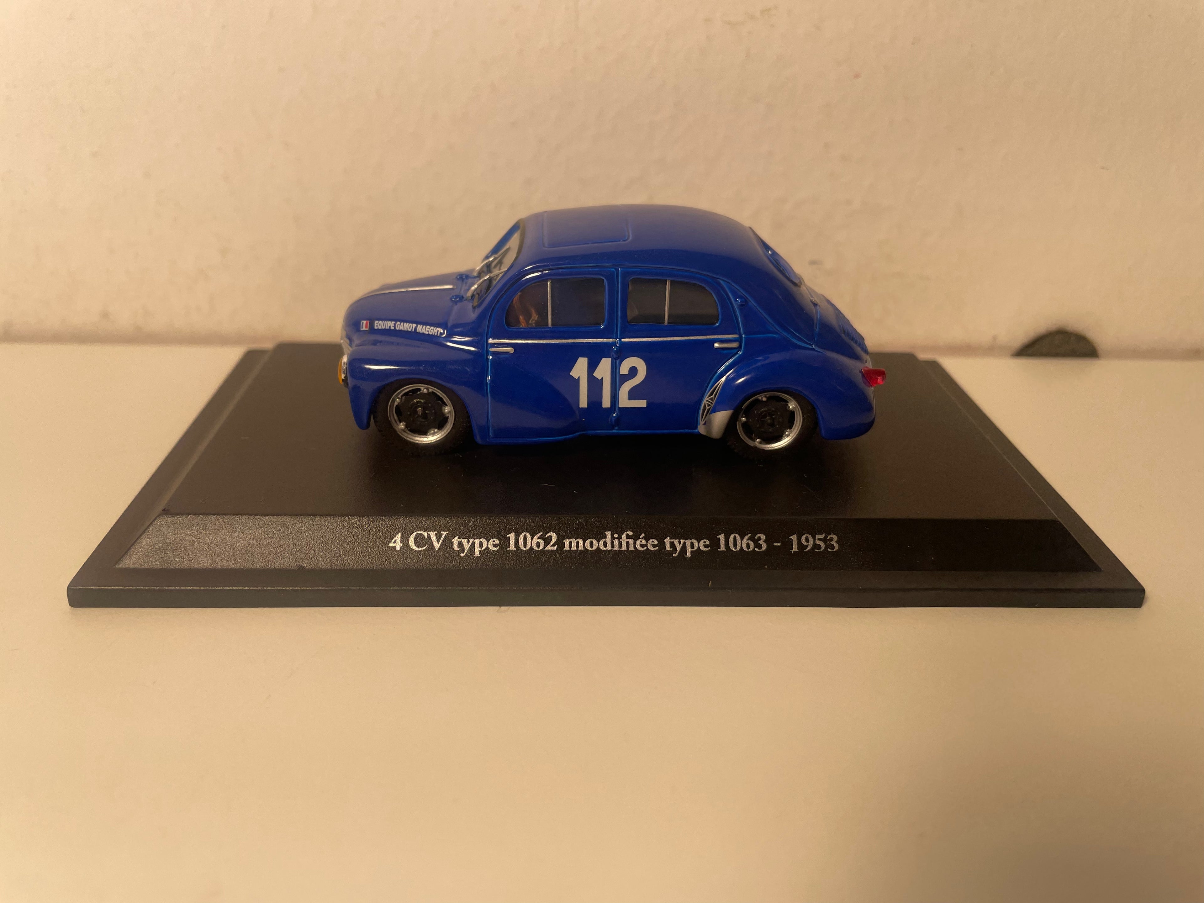 Renault 4 CV blu numero 112 tipo 1062 modificata tipo 1063 del 1953 (blister)
