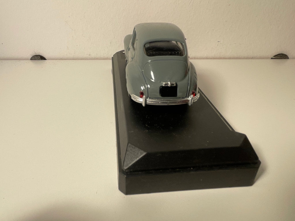 Peugeot 203 grise foncée de 1954 - Solido référence 4546