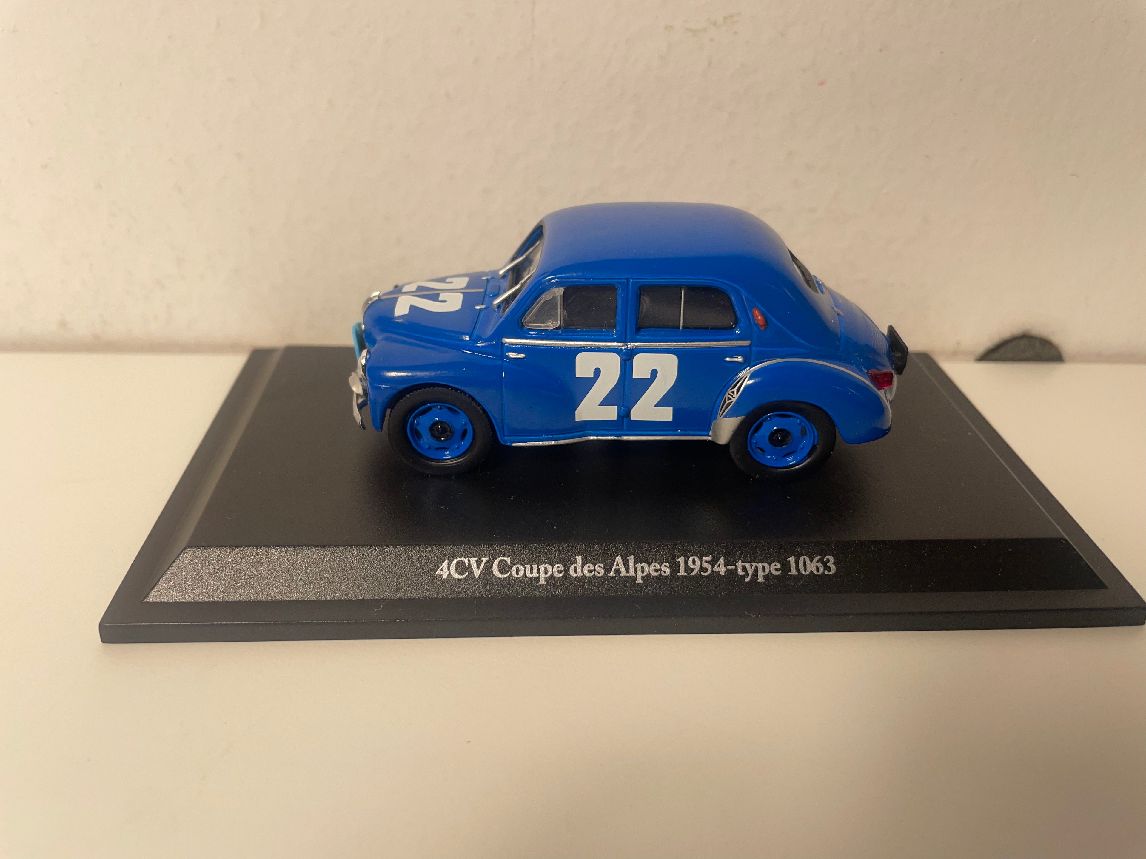 Renault 4 CV blu numero 22 tipo 1063 - Coupe des Alpes 1954 (blister)