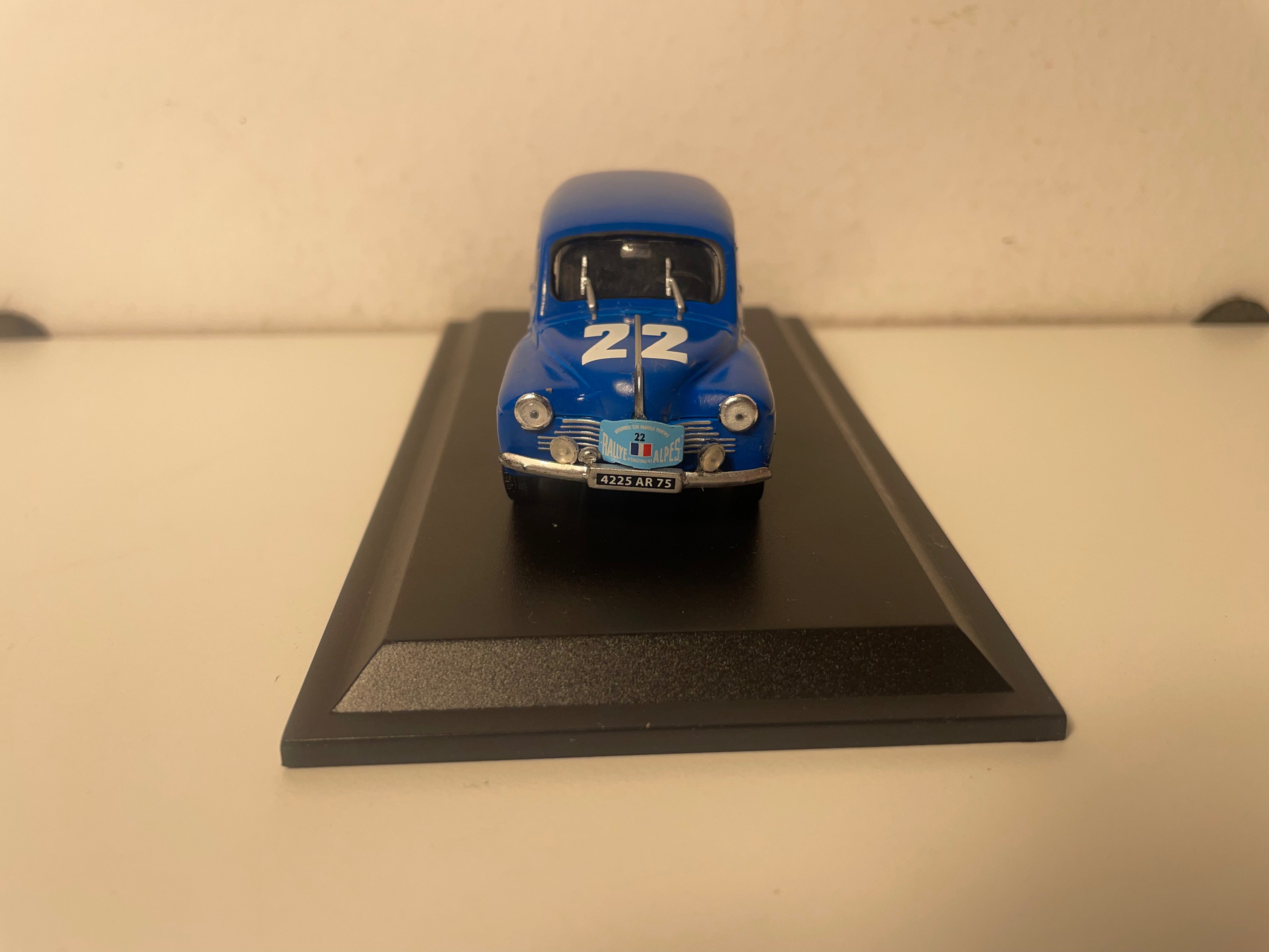 Renault 4 CV blu numero 22 tipo 1063 - Coupe des Alpes 1954 (blister)