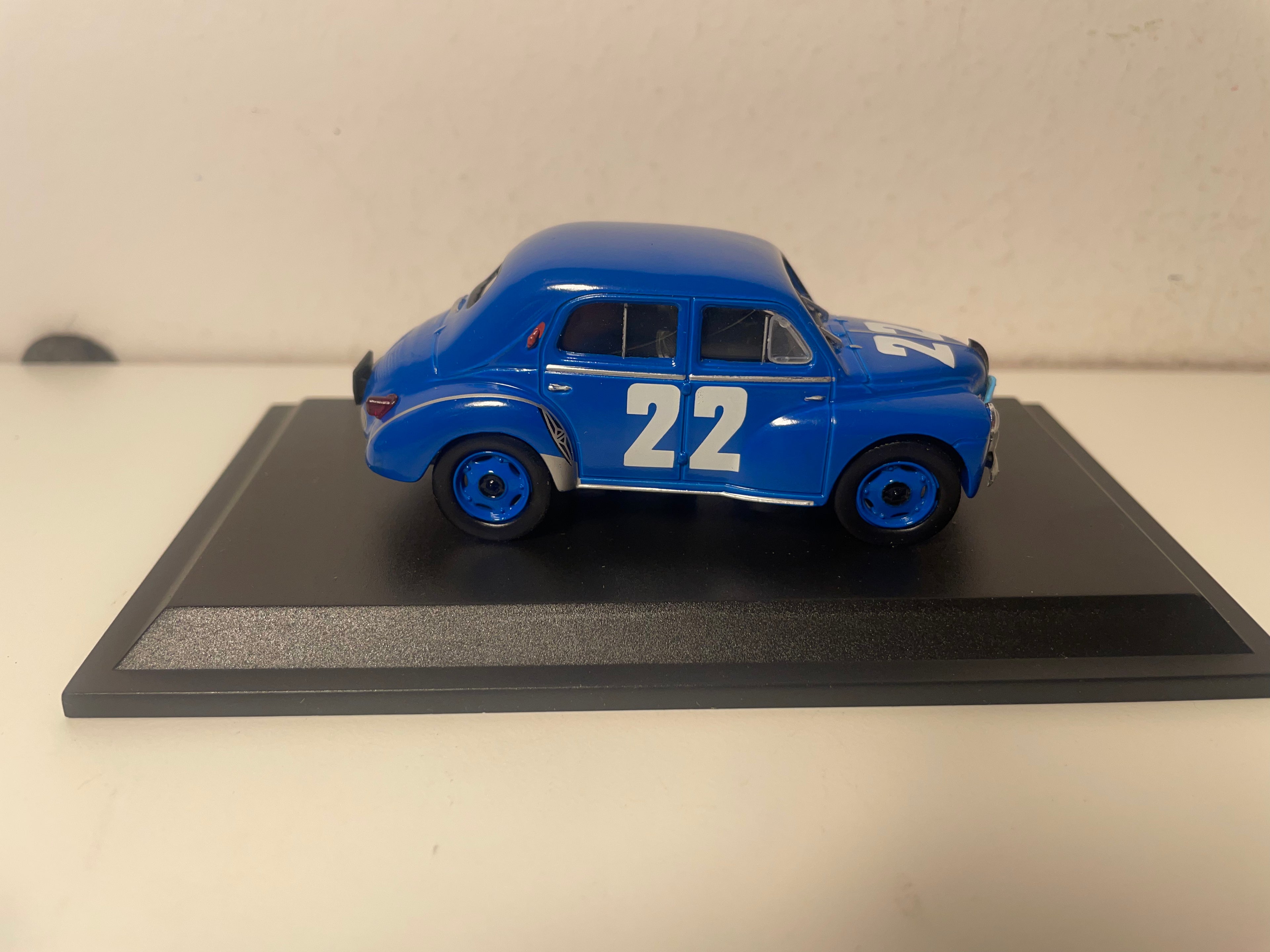 Renault 4 CV blu numero 22 tipo 1063 - Coupe des Alpes 1954 (blister)