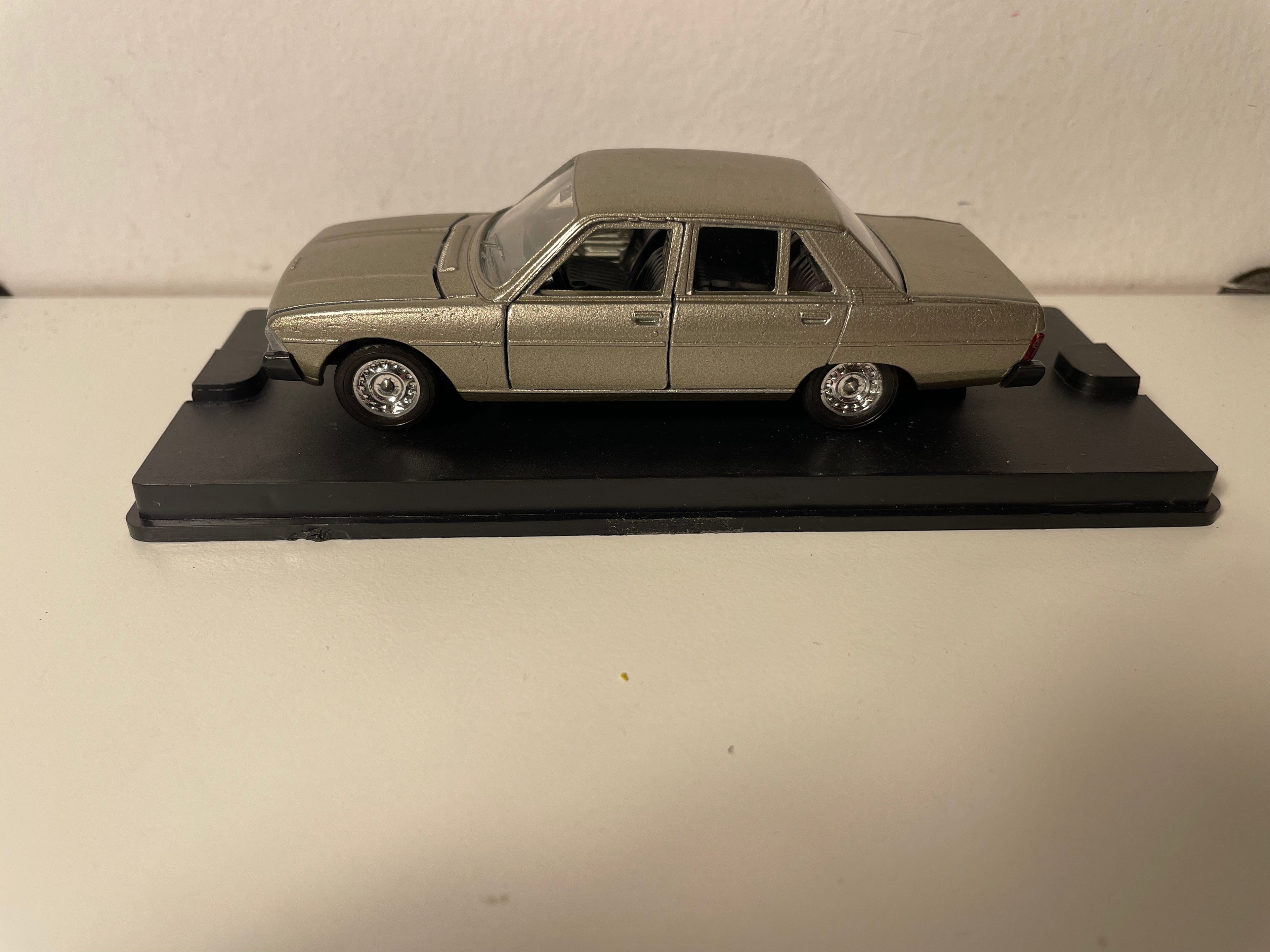 Peugeot 604 V6 SL marron claire? de 1975 - VEREM référence 323