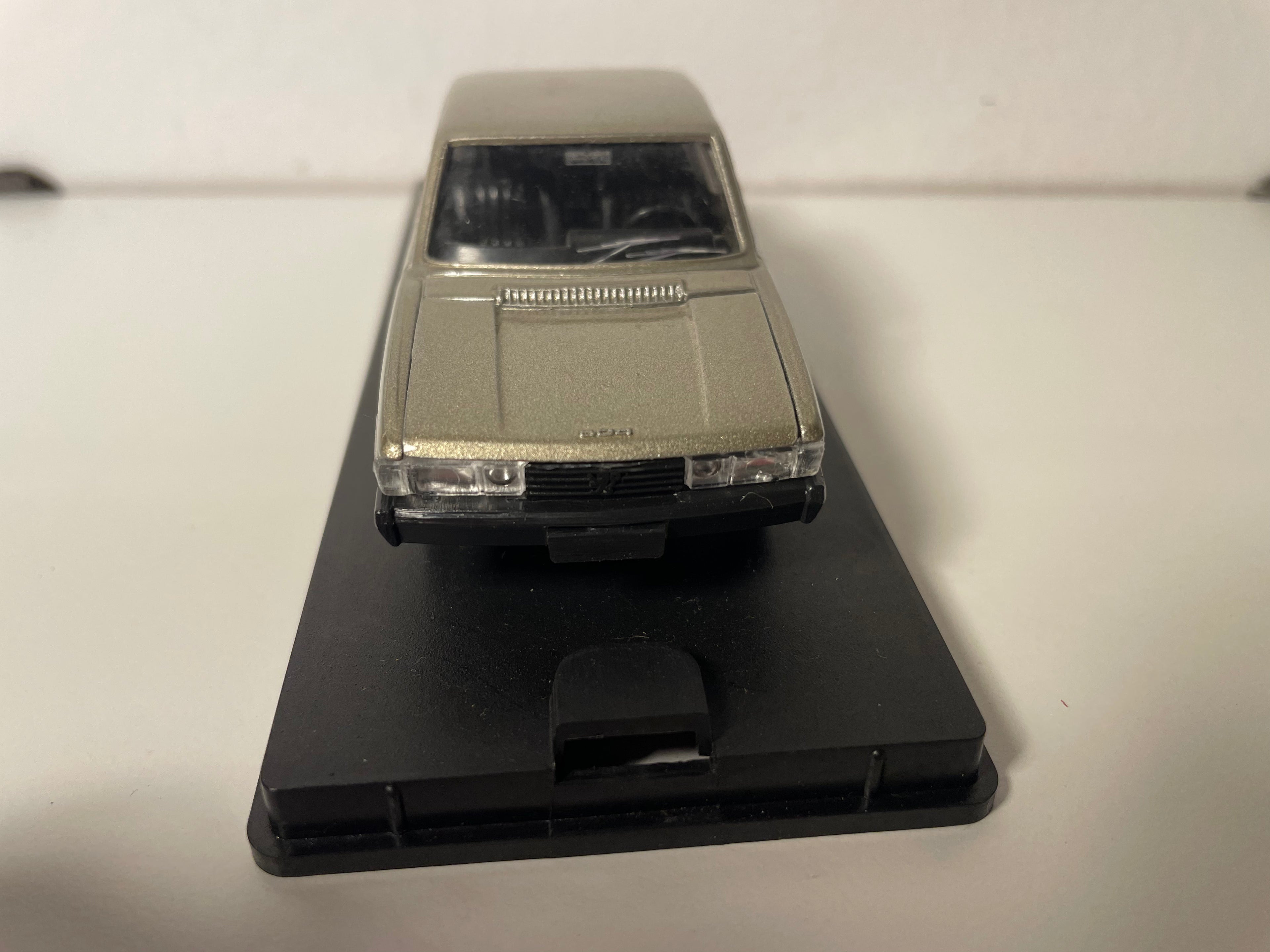 Peugeot 604 V6 SL marron claire? de 1975 - VEREM référence 323