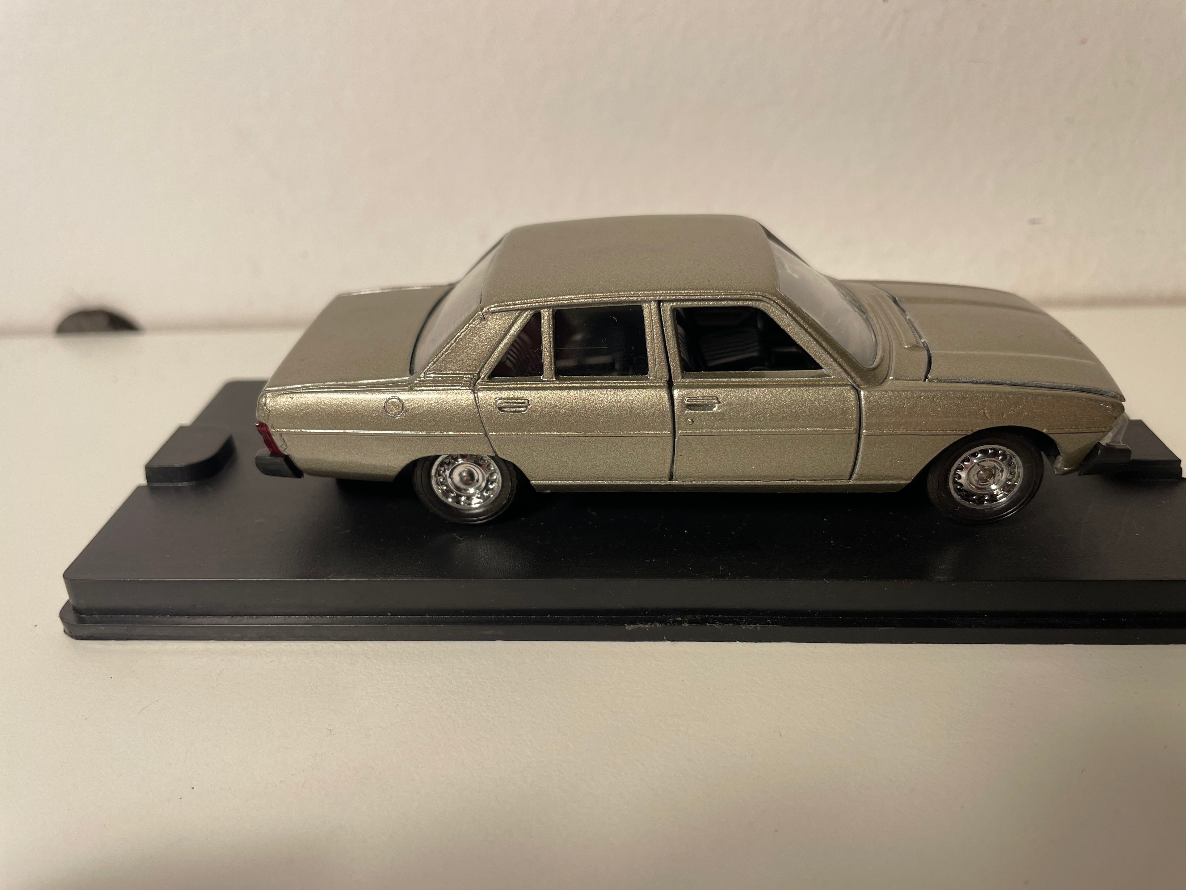 Peugeot 604 V6 SL marron claire? de 1975 - VEREM référence 323