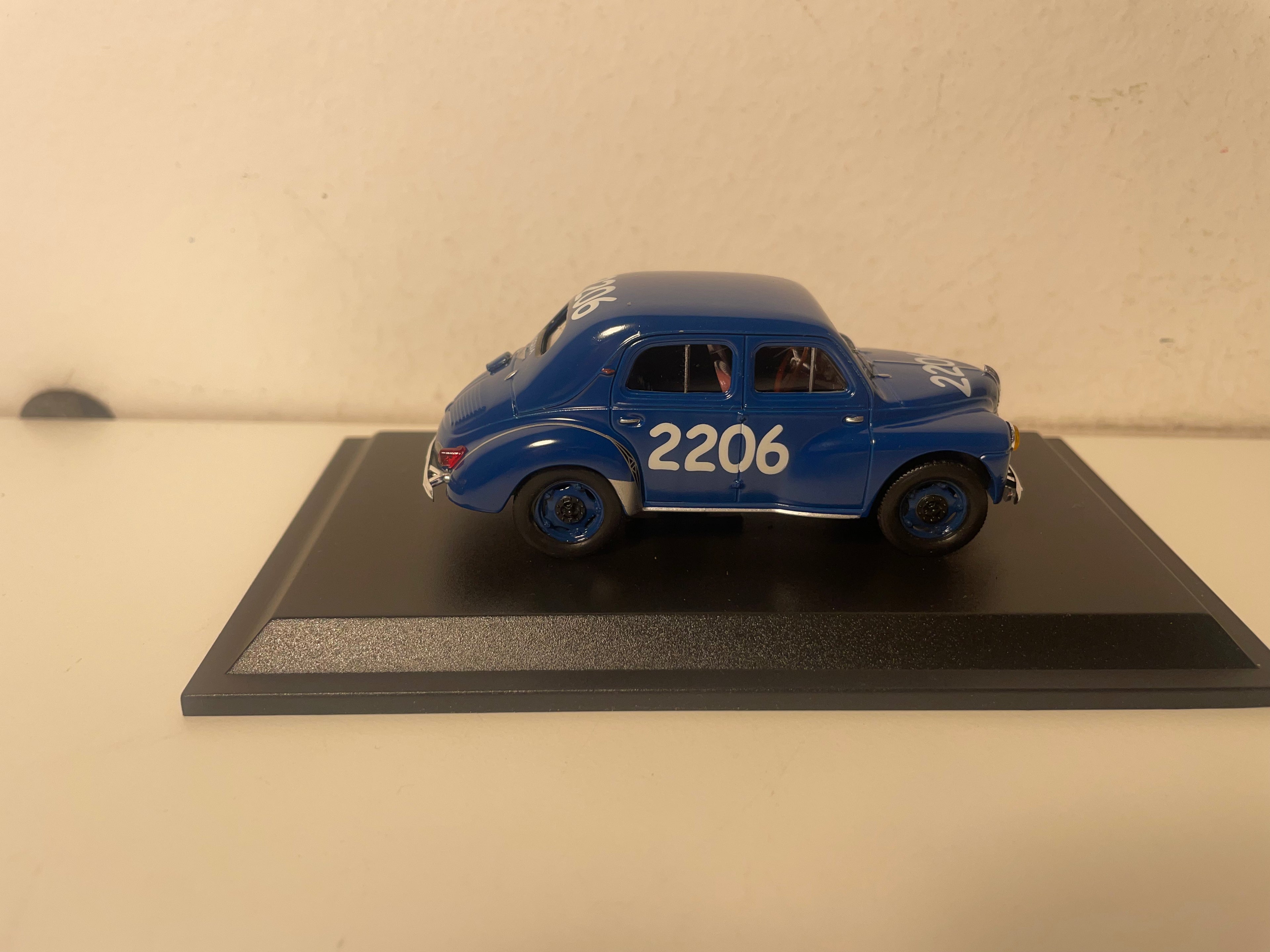 Renault 4 CV blu numero 2206 Mille Miglia 1063 del 1954