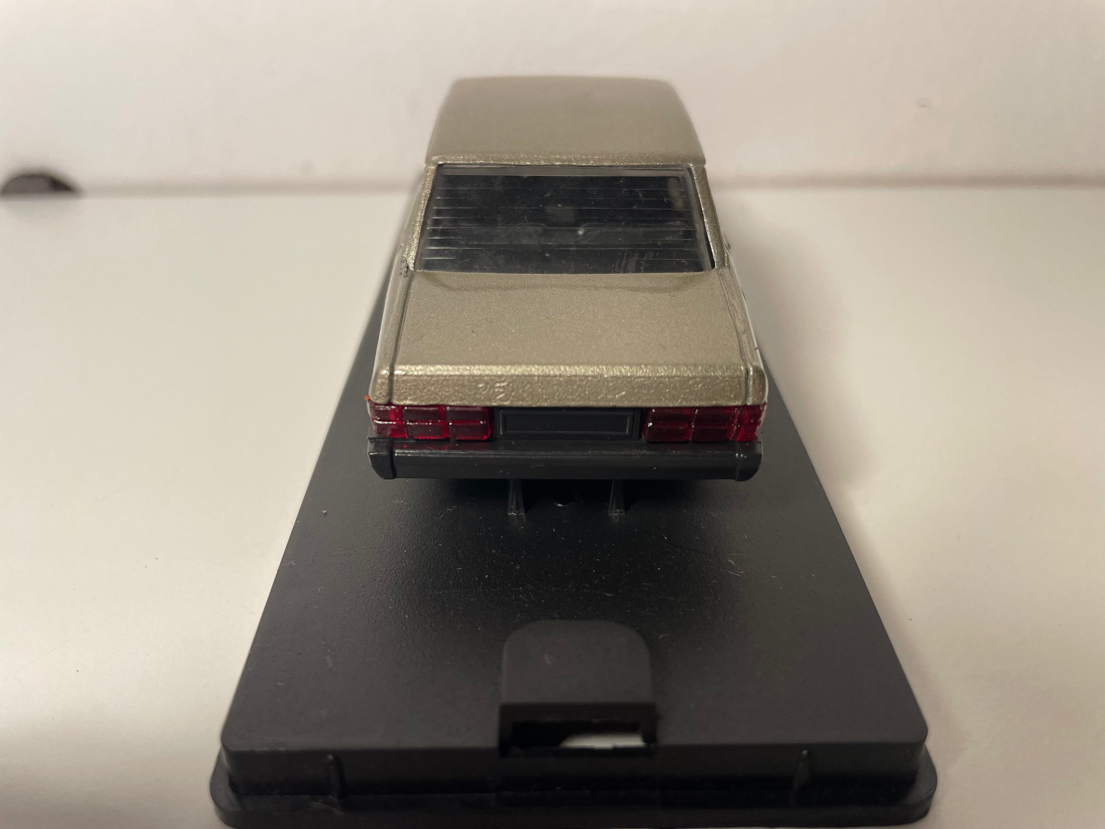 Peugeot 604 V6 SL marron claire? de 1975 - VEREM référence 323