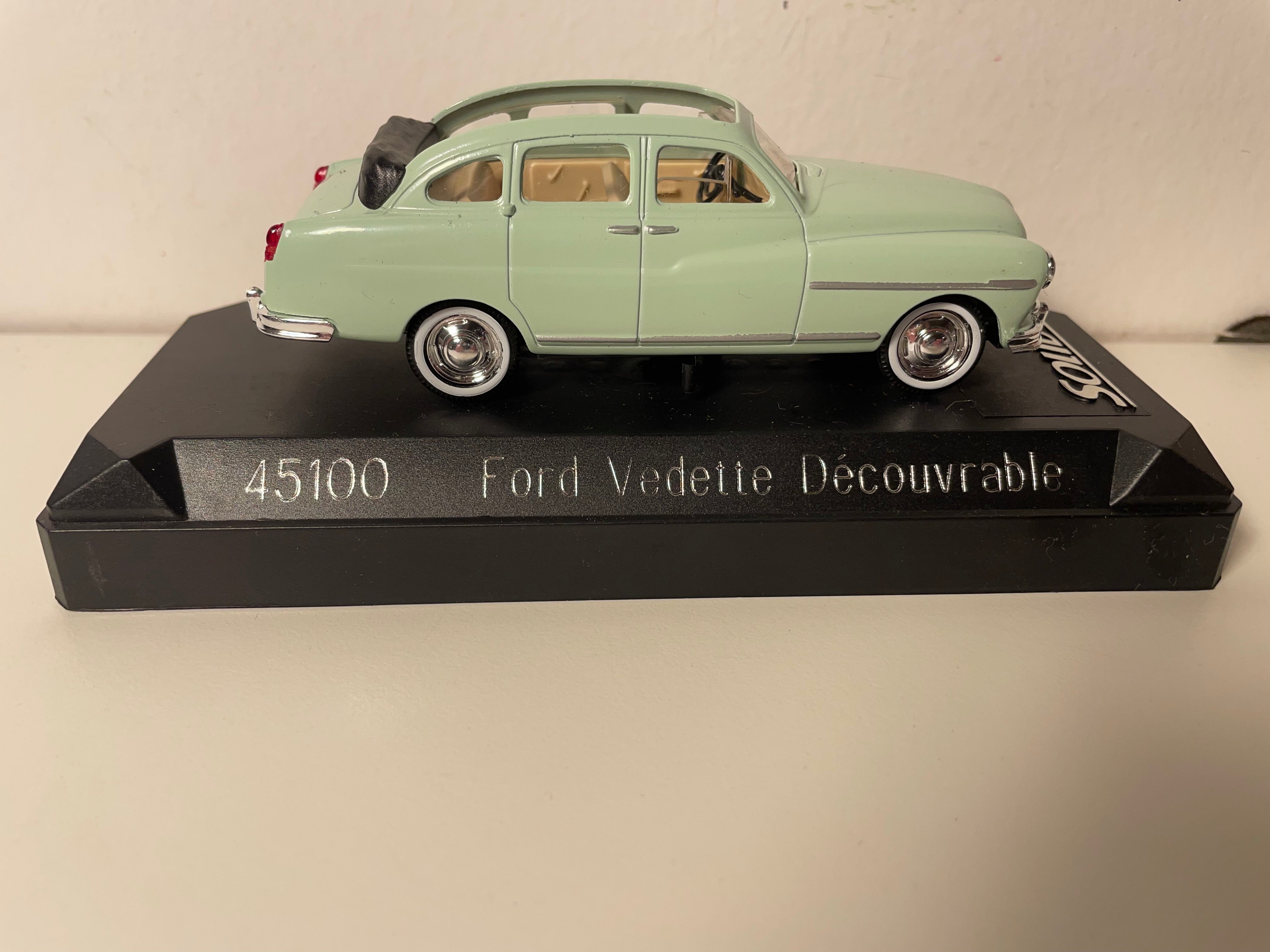 Ford Vedette kabriolet jasnozielony (odniesienie Solido 45100)