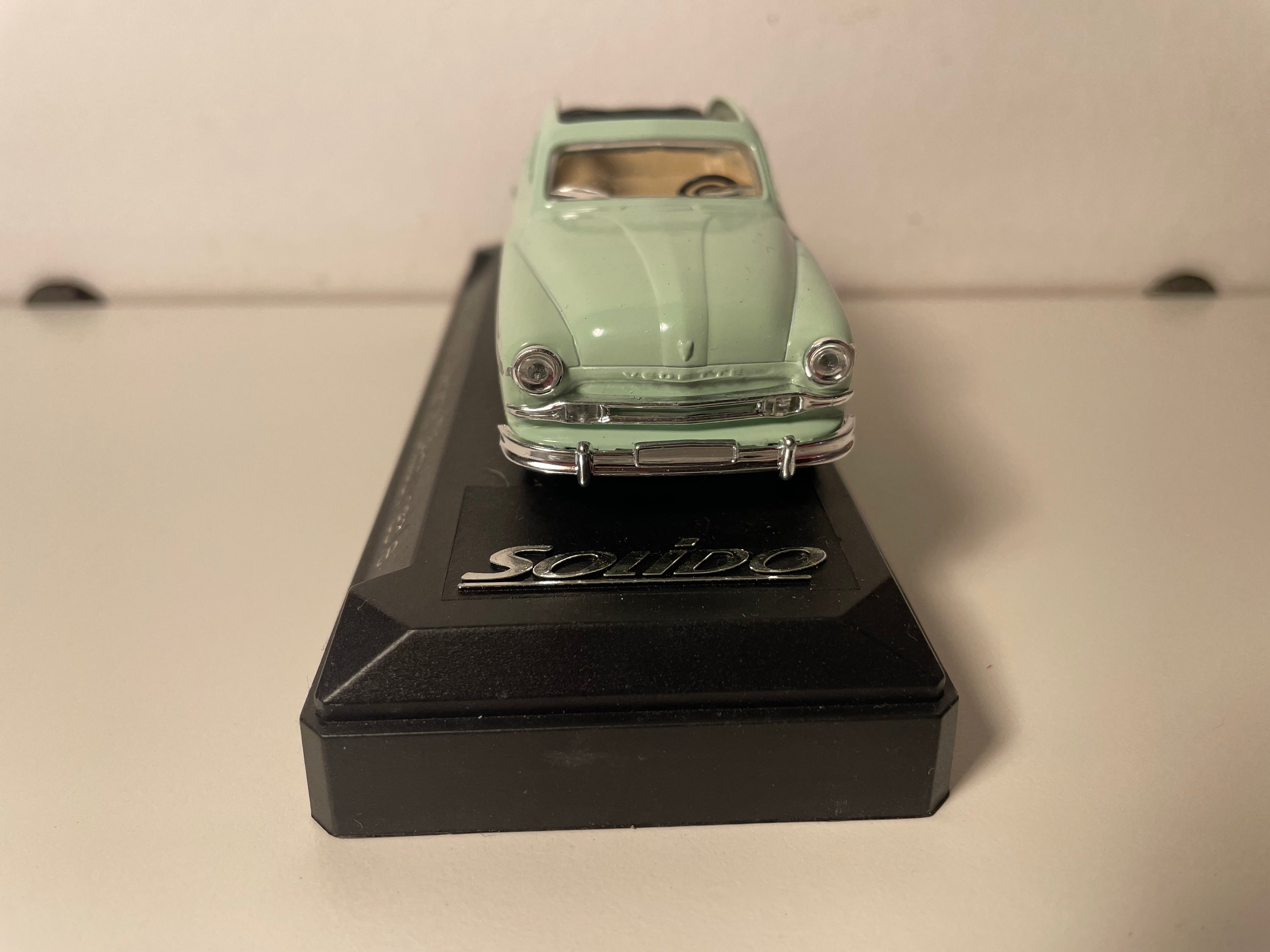 Ford Vedette kabriolet jasnozielony (odniesienie Solido 45100)