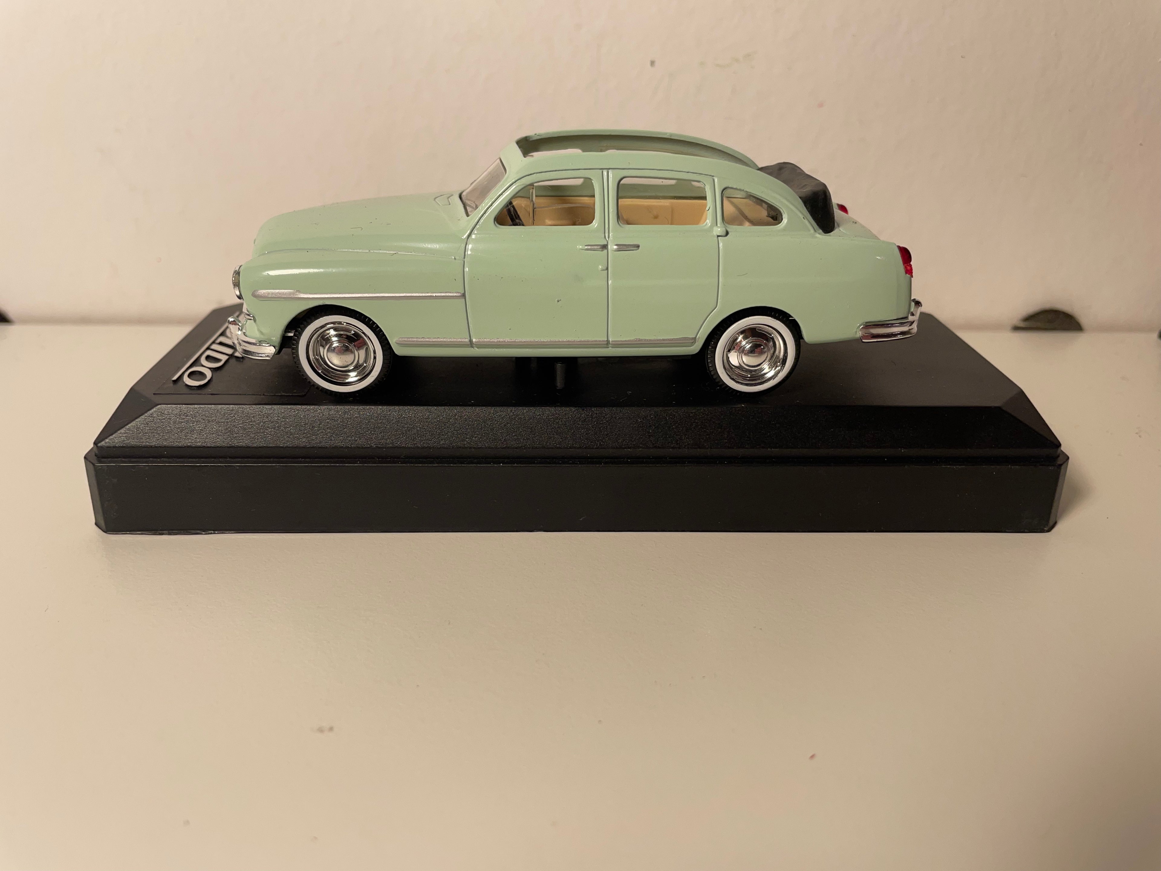 Ford Vedette kabriolet jasnozielony (odniesienie Solido 45100)