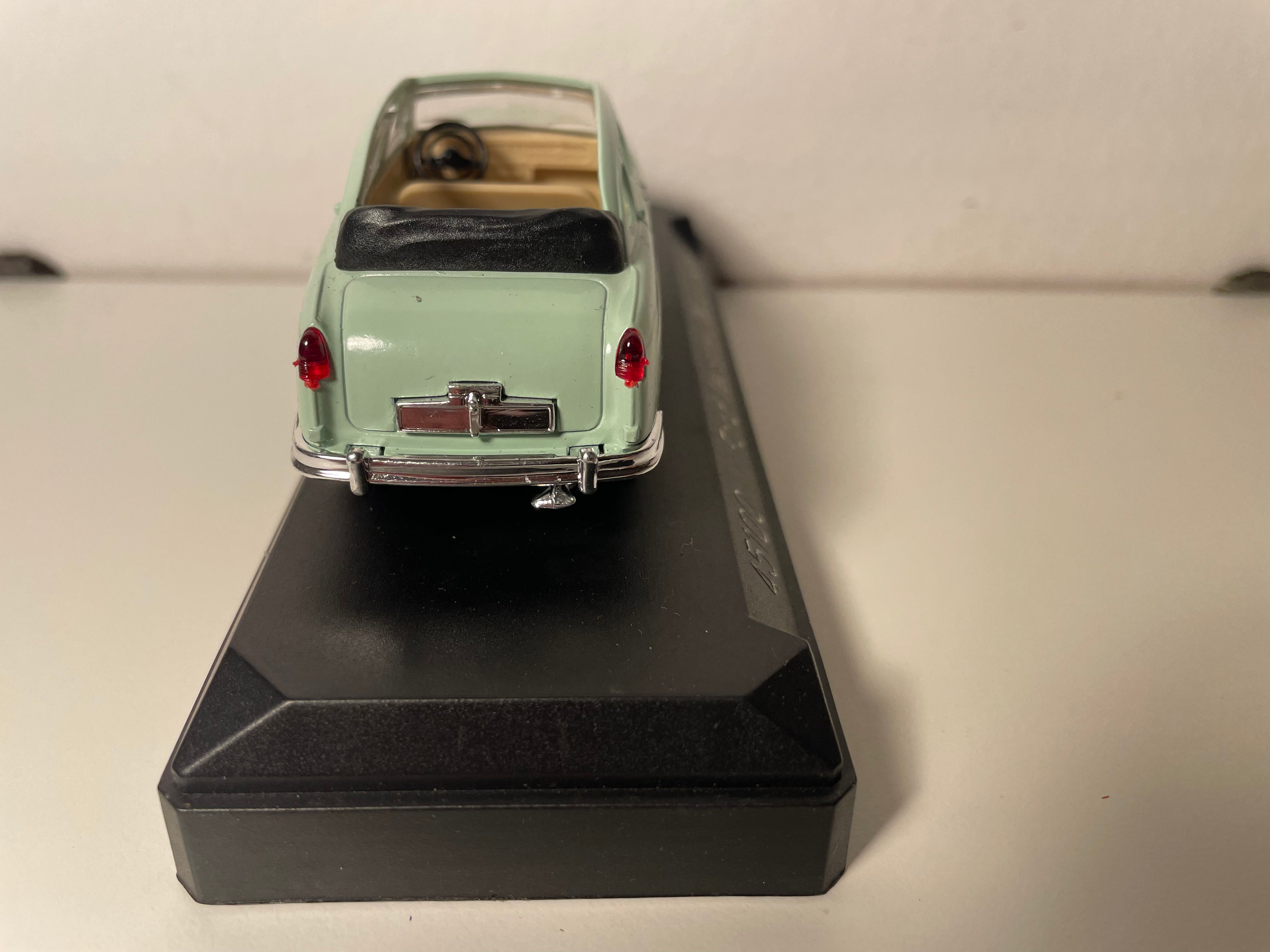 Ford Vedette kabriolet jasnozielony (odniesienie Solido 45100)
