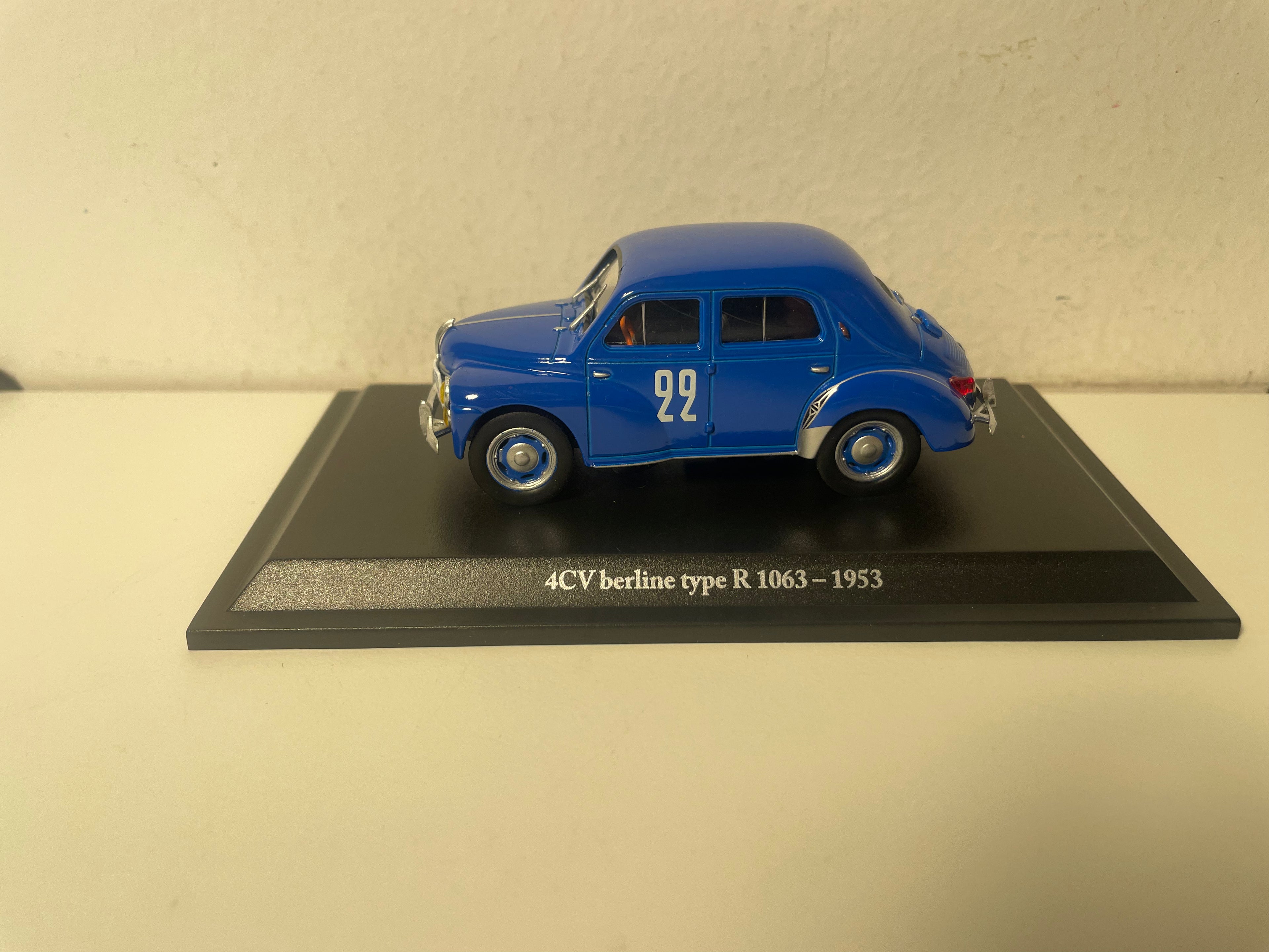 Renault 4 CV berlina blu numero 22 tipo R 1063 del 1953 (blister)