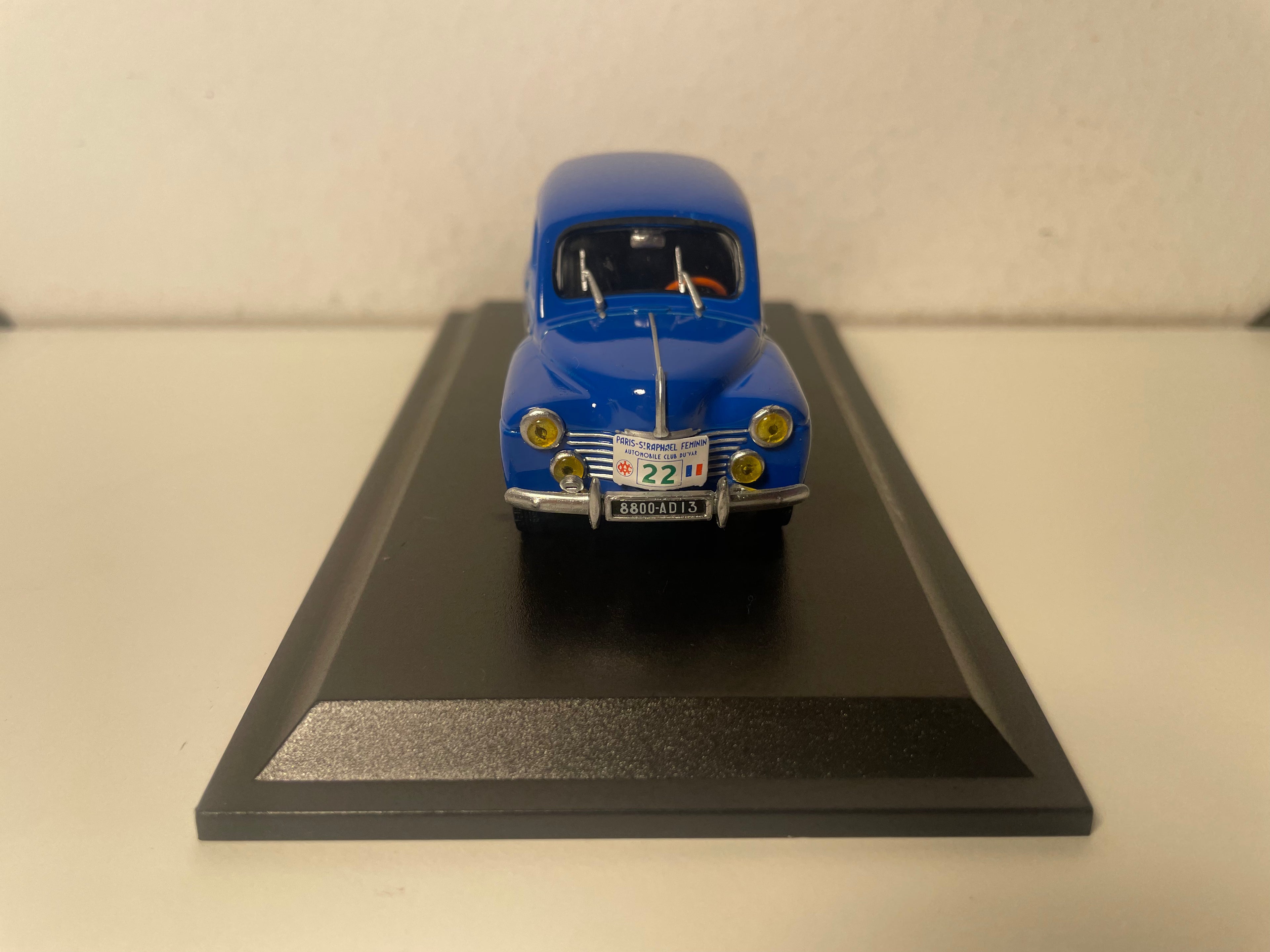 Renault 4 CV berlina blu numero 22 tipo R 1063 del 1953 (blister)