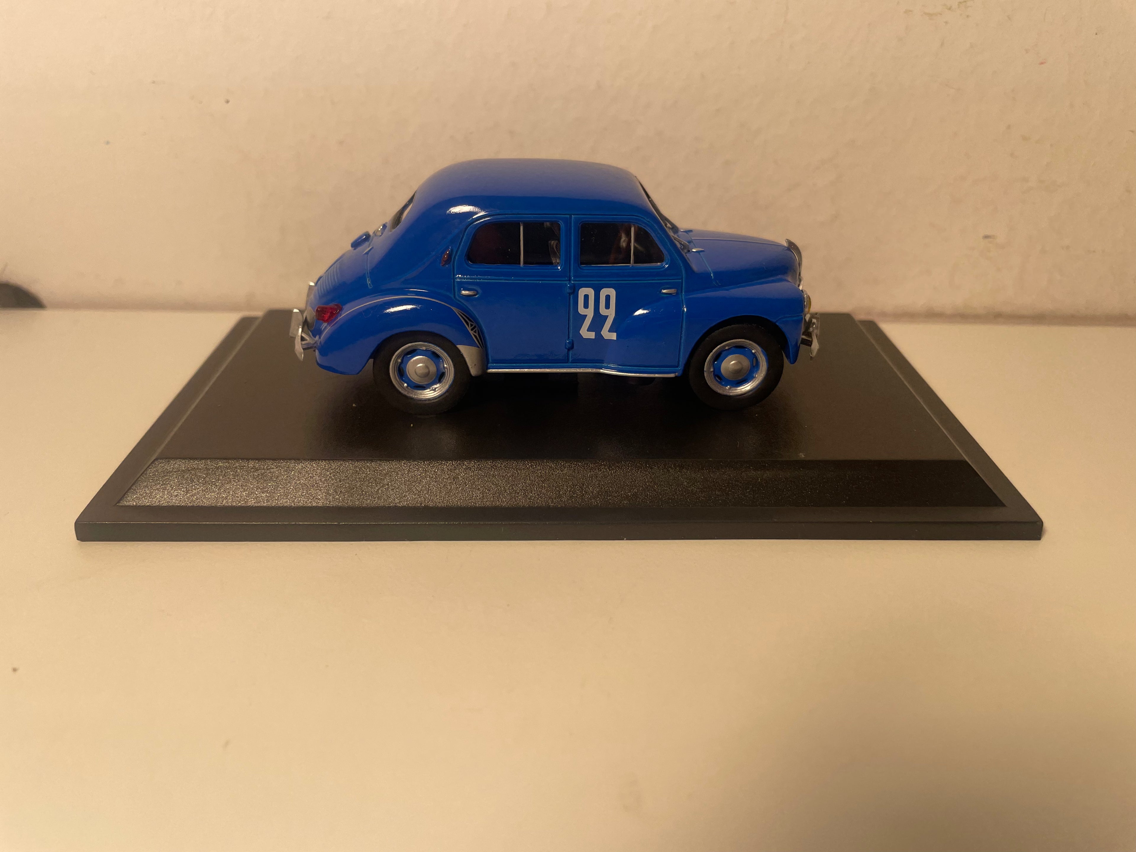 Renault 4 CV berlina blu numero 22 tipo R 1063 del 1953 (blister)