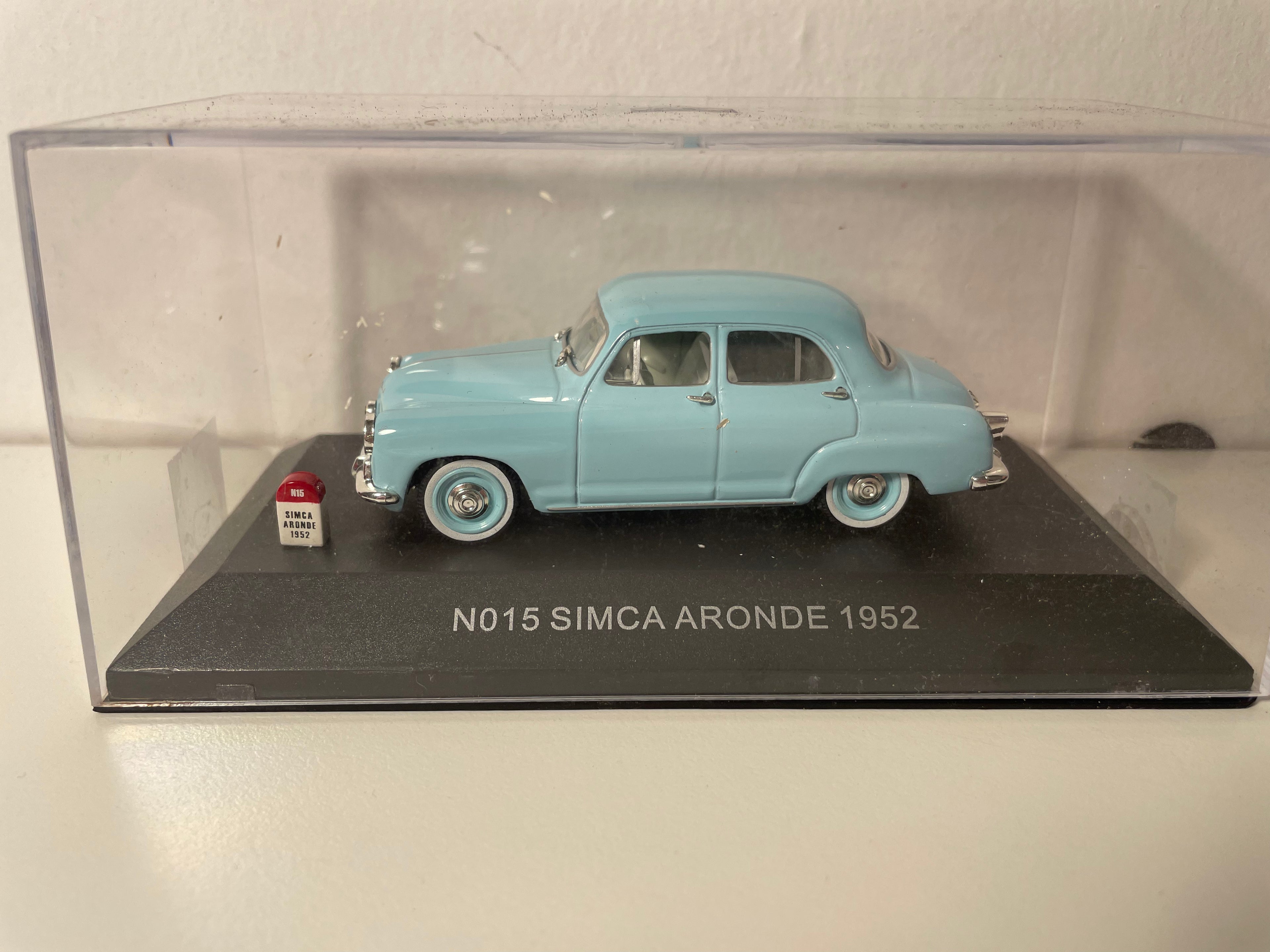 1952 Hellblaue Simca Aronde - Nostalgie Referenz N015
