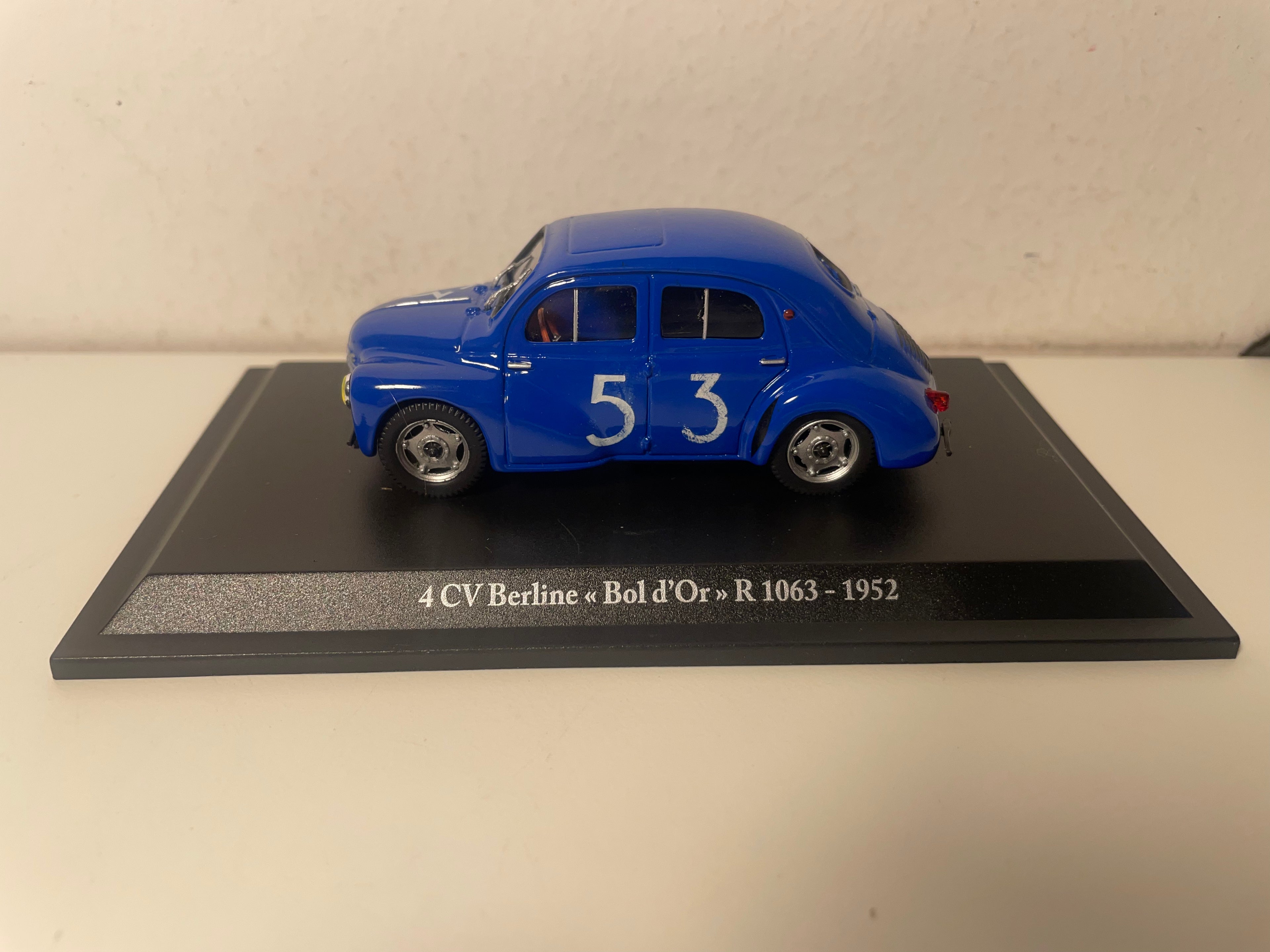 Renault 4 CV berlina blu numero 53 tipo R 1063 - Bol d'Or del 1952 (blister)