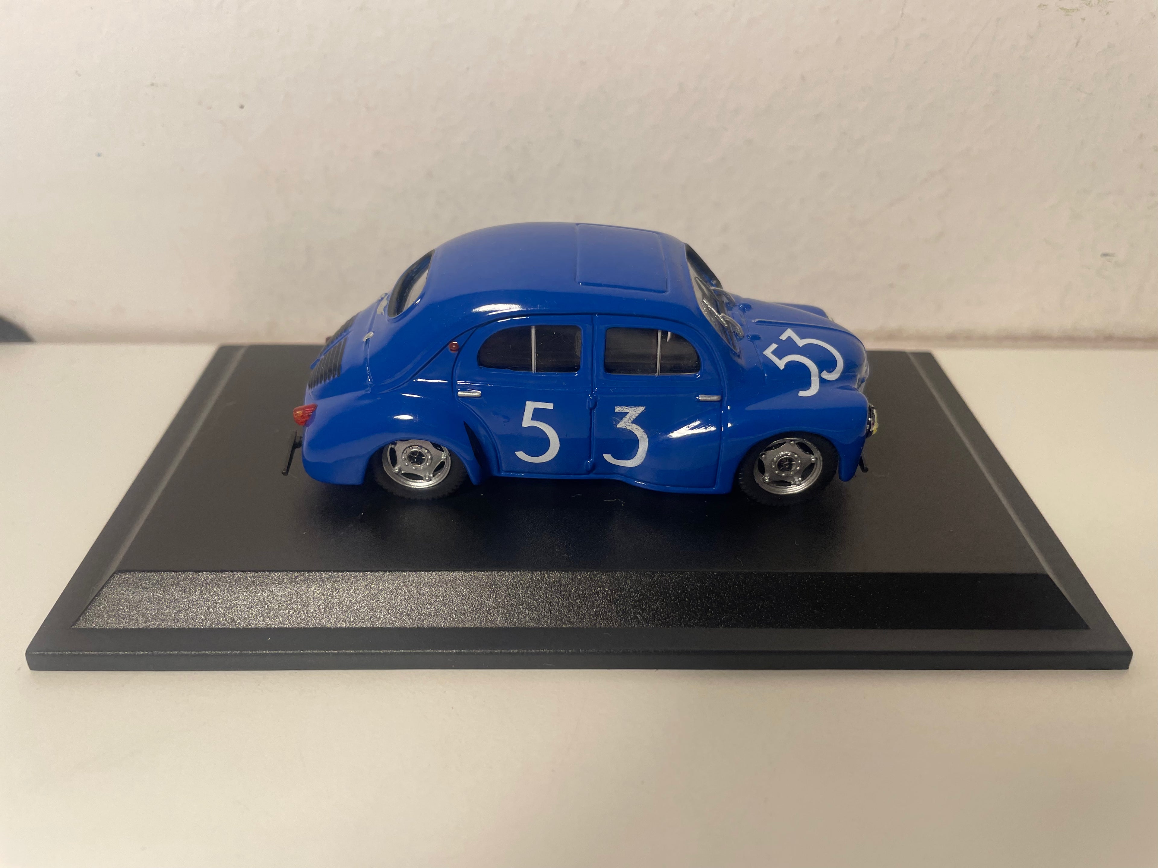 Renault 4 CV berlina blu numero 53 tipo R 1063 - Bol d'Or del 1952 (blister)