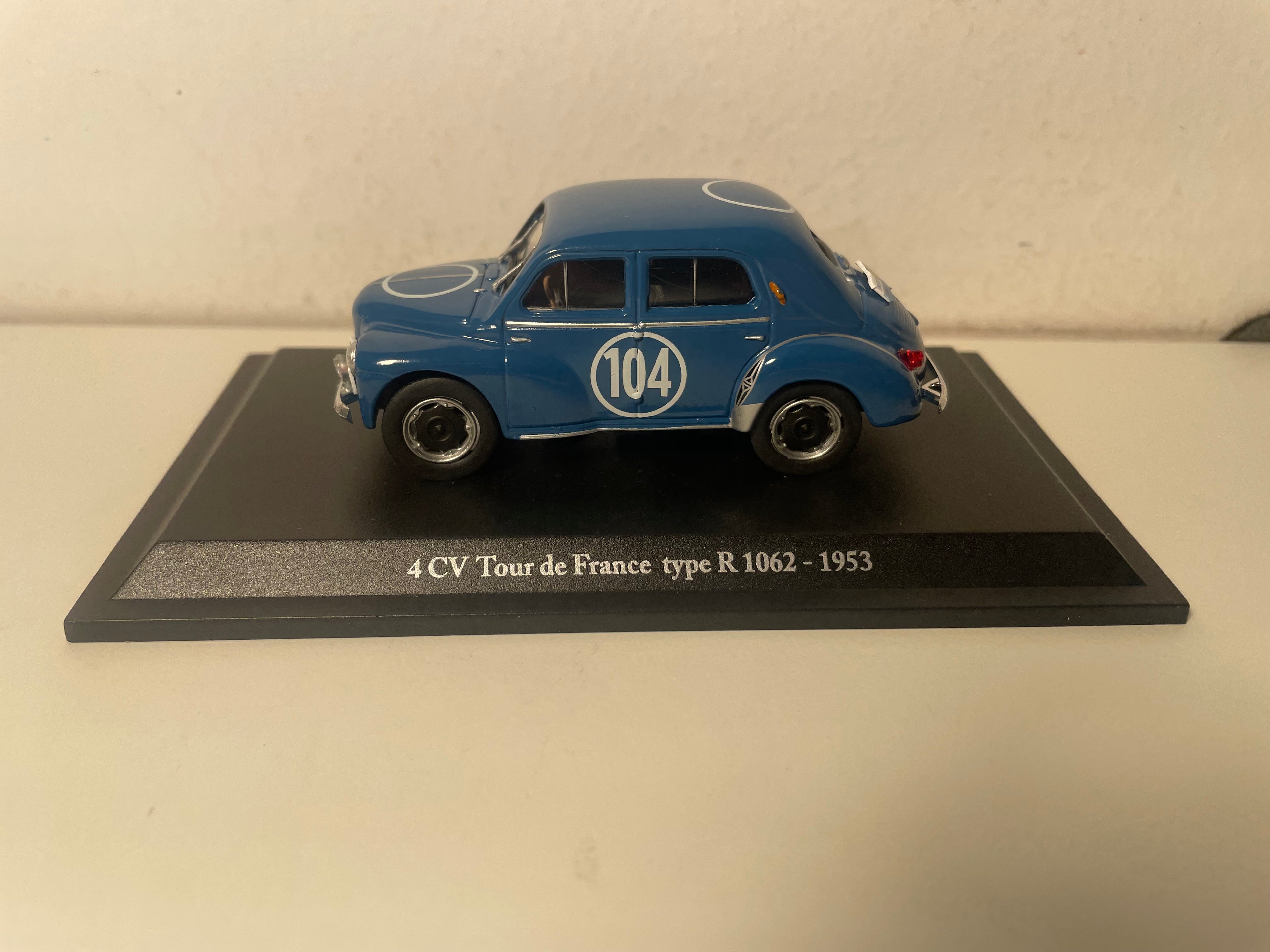 Renault 4 CV blo Nummer 104 Typ R 1062 - Tour de France 1953 (blister)