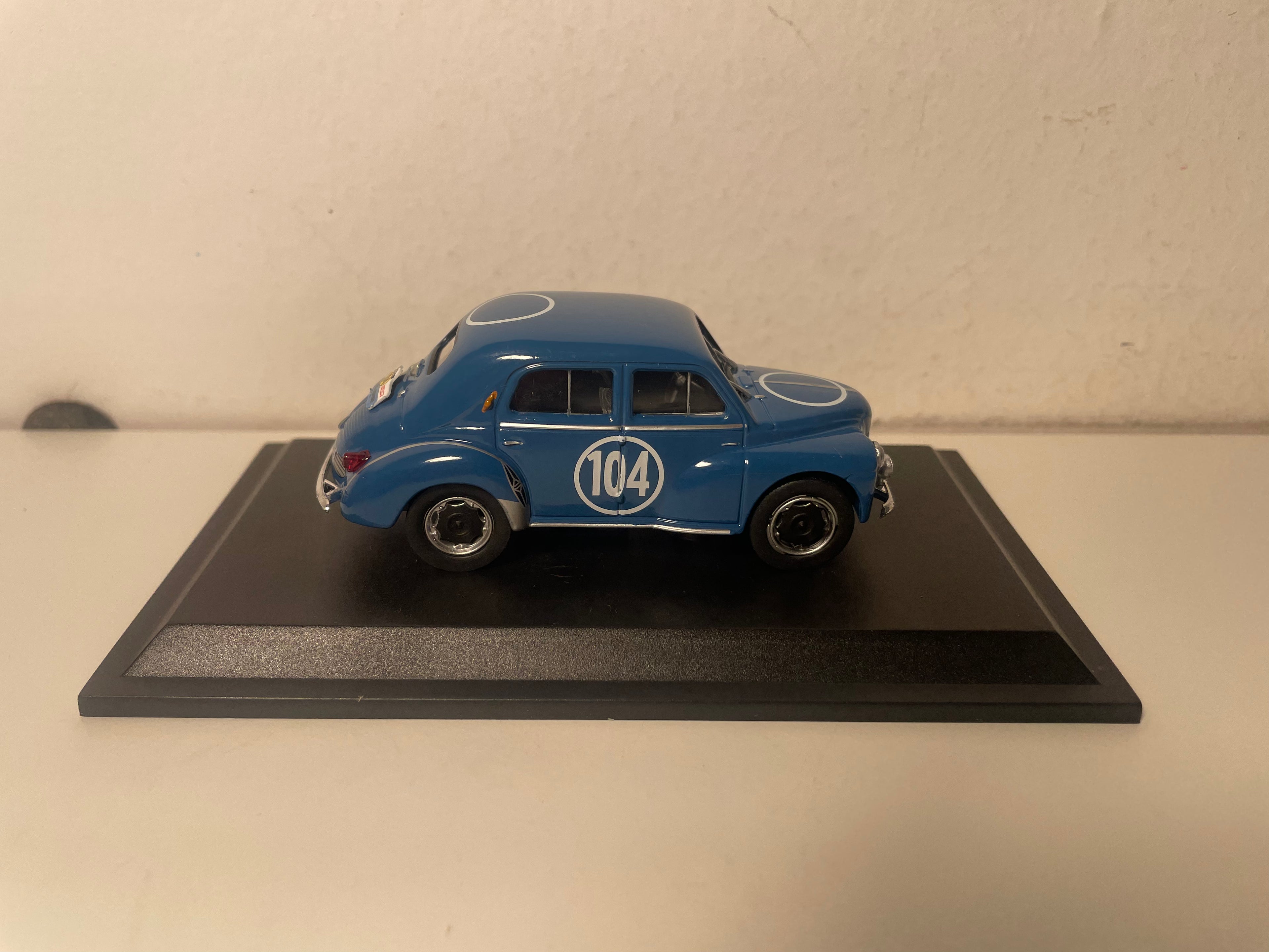 Renault 4 CV blo Nummer 104 Typ R 1062 - Tour de France 1953 (blister)