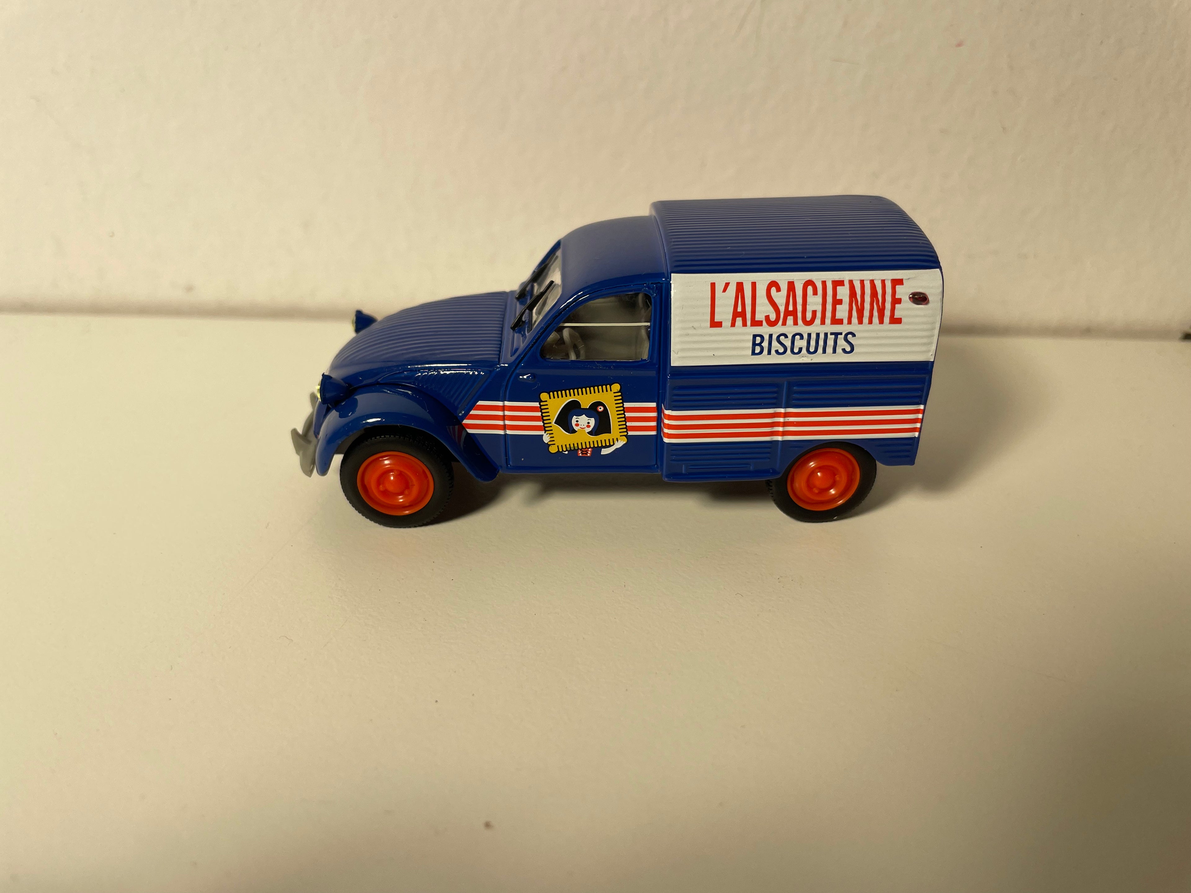 Citroën 2 CV AZU blau und weiß l'Alsacienne Kekse - Norev (in Blister)